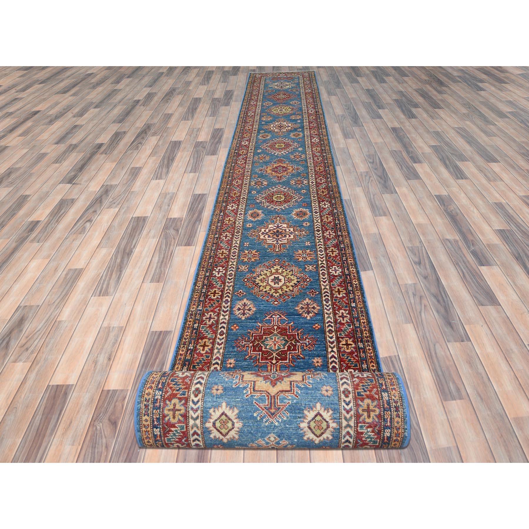 Il s'agit d'un véritable tapis d'Orient Denim Blue, Vegetable Dyes Dense Weave, Organic Wool Hand Knotted, Afghan Super Kazak with Large Medallions, XL Runner Oriental Rug. Il a été noué pendant des mois et des mois dans le cadre d'un tissage