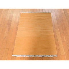 2'8" x 3'8" orangefarbener, einfarbiger afghanischer Kelim-Teppich, handgewebt, flachgewebt, aus Wolle