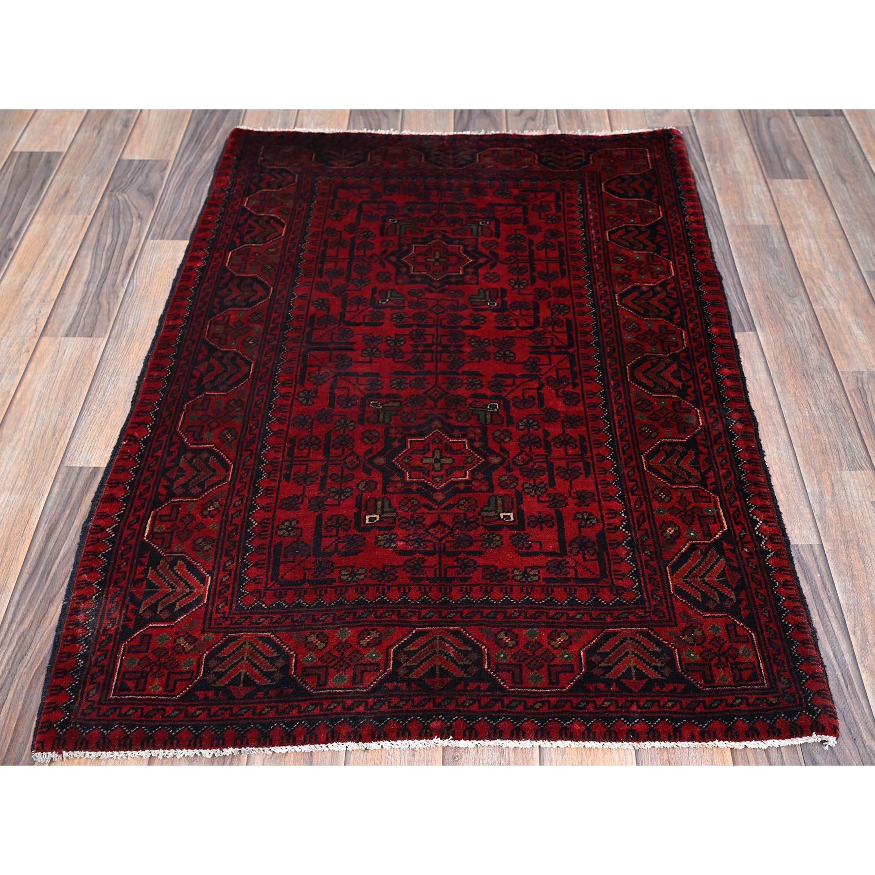 Berry Red, Afghan Khamyab with Tribal Design, Soft and Shiny Wool, Vegetable Dyes, Hand Knotted, Mat, Sample, Oriental Rug
Matières premières : Laine
Latex : Pas de poils 
hauteur : 0,25 pouces
Style : Traditionnel
Couleur primaire : rouge
Couleurs