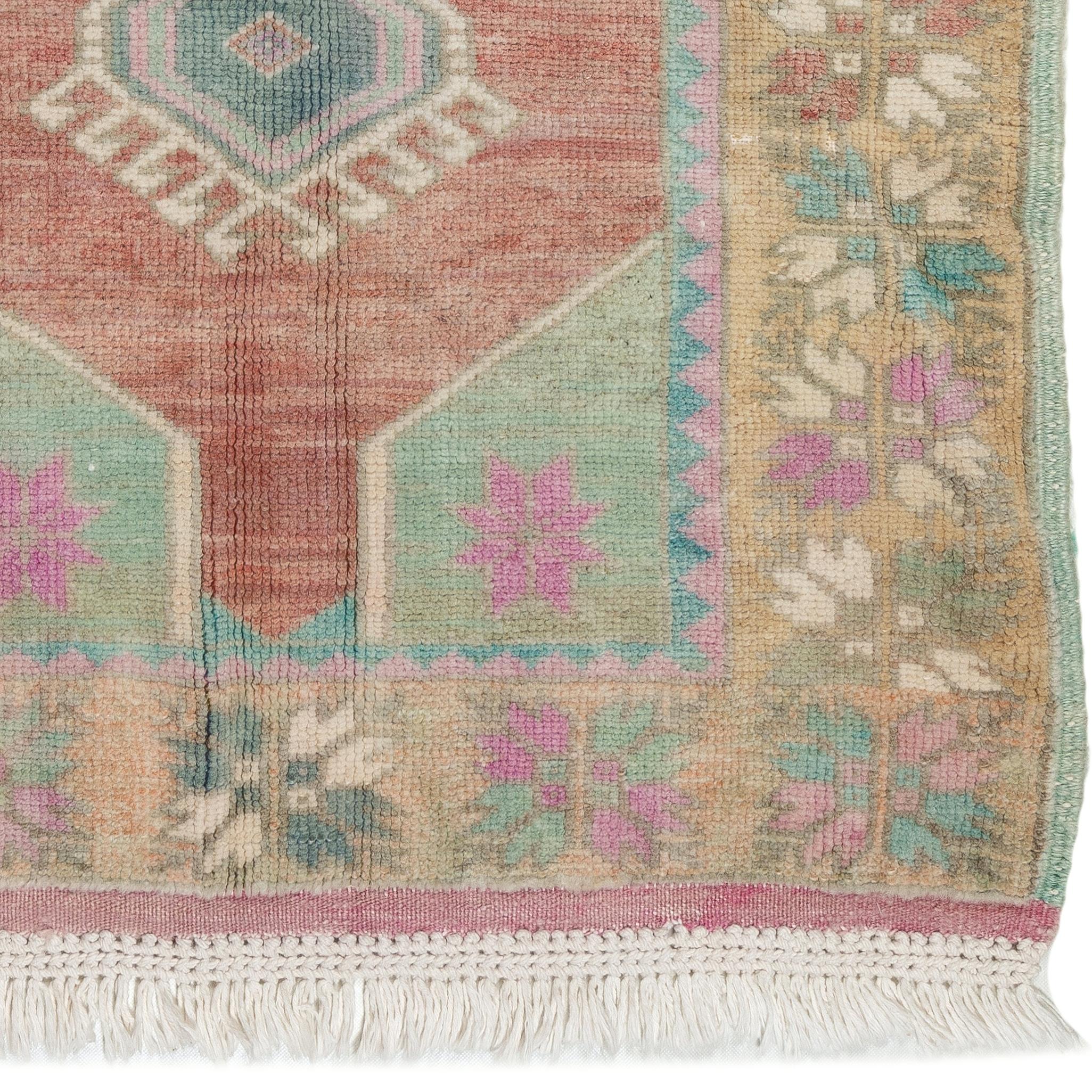 Türkischer Schachtelteppich im Vintage-Stil in weichem Rot, Grün, Rosa und Lila, 2,8x4,6 Ft (Wolle) im Angebot
