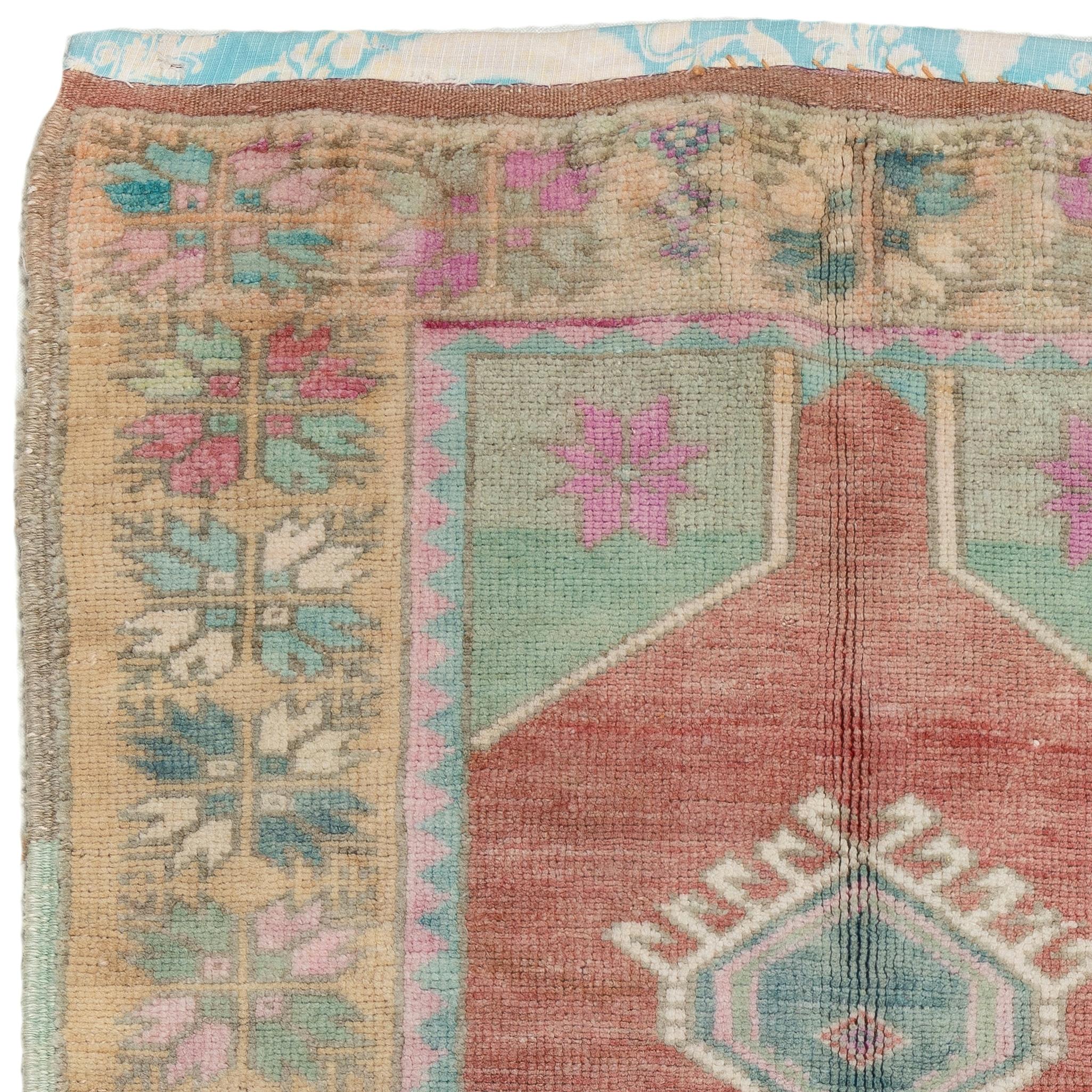 Türkischer Schachtelteppich im Vintage-Stil in weichem Rot, Grün, Rosa und Lila, 2,8x4,6 Ft (Land) im Angebot