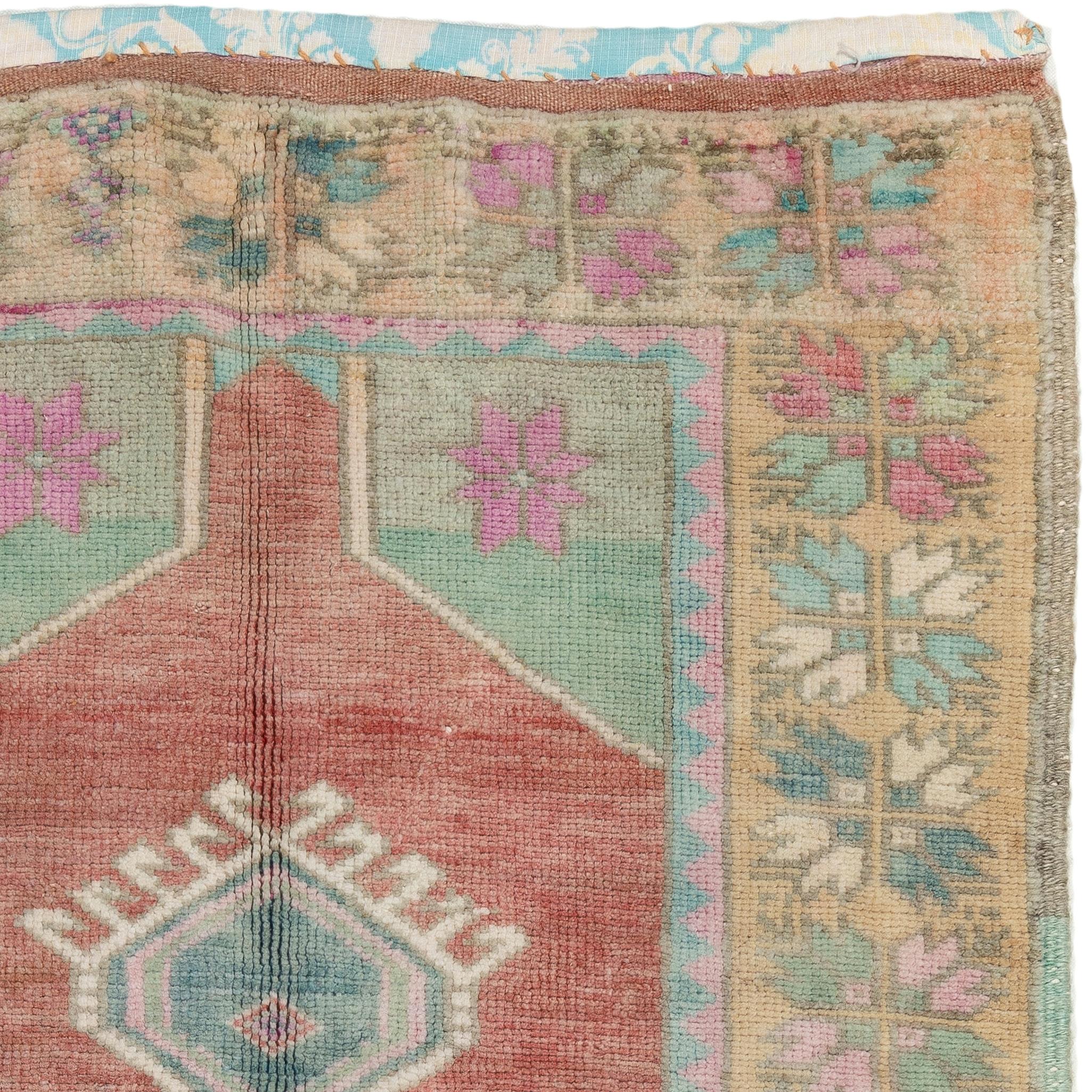 Türkischer Schachtelteppich im Vintage-Stil in weichem Rot, Grün, Rosa und Lila, 2,8x4,6 Ft (Handgeknüpft) im Angebot