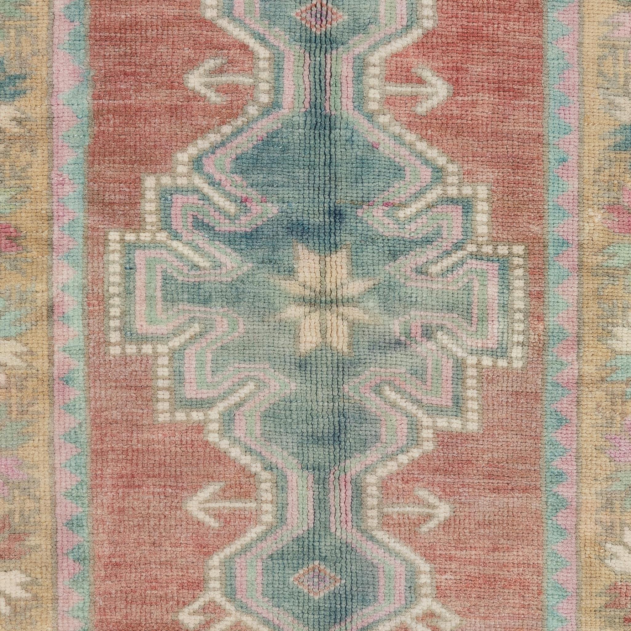 Türkischer Schachtelteppich im Vintage-Stil in weichem Rot, Grün, Rosa und Lila, 2,8x4,6 Ft (20. Jahrhundert) im Angebot