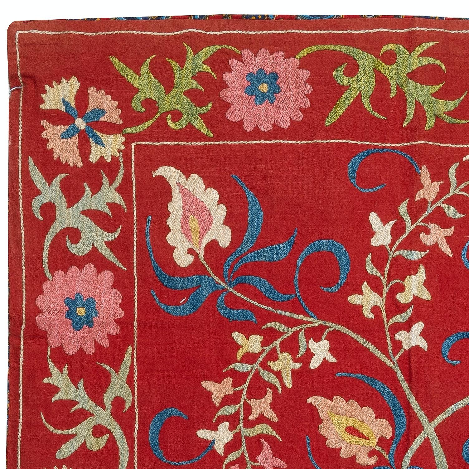 Wir stellen unseren exquisiten neuen handbestickten Suzani-Wandbehang vor, ein fesselndes Stück, das alte Handwerkskunst mit moderner Kunstfertigkeit verbindet. Dieses bestickte Tuch ist nicht nur ein Suzani-Tuch, sondern auch ein bemerkenswerter