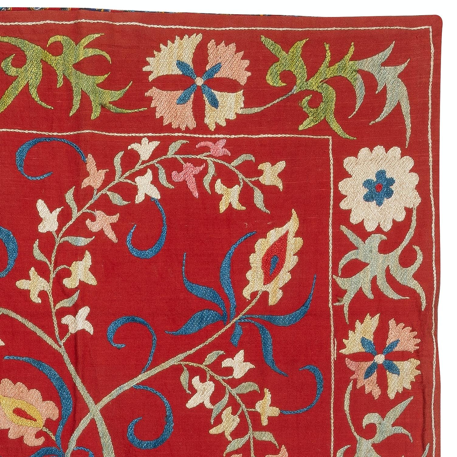 28x47 in Seidenstickerei Wandbehang. Modern Tapestry. Rotes Tischtuch. Werfen (Suzani) im Angebot
