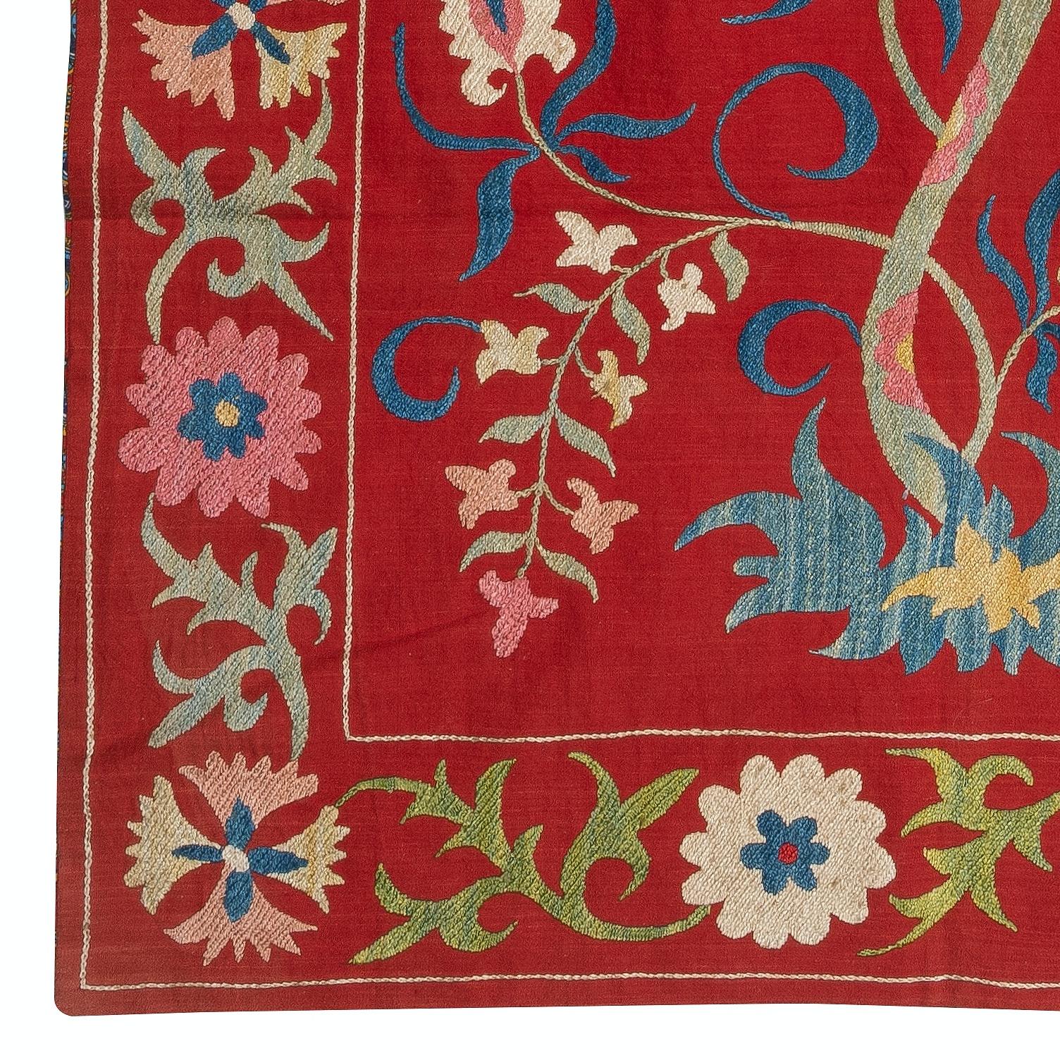 28x47 in Seidenstickerei Wandbehang. Modern Tapestry. Rotes Tischtuch. Werfen (Zentralasiatisch) im Angebot