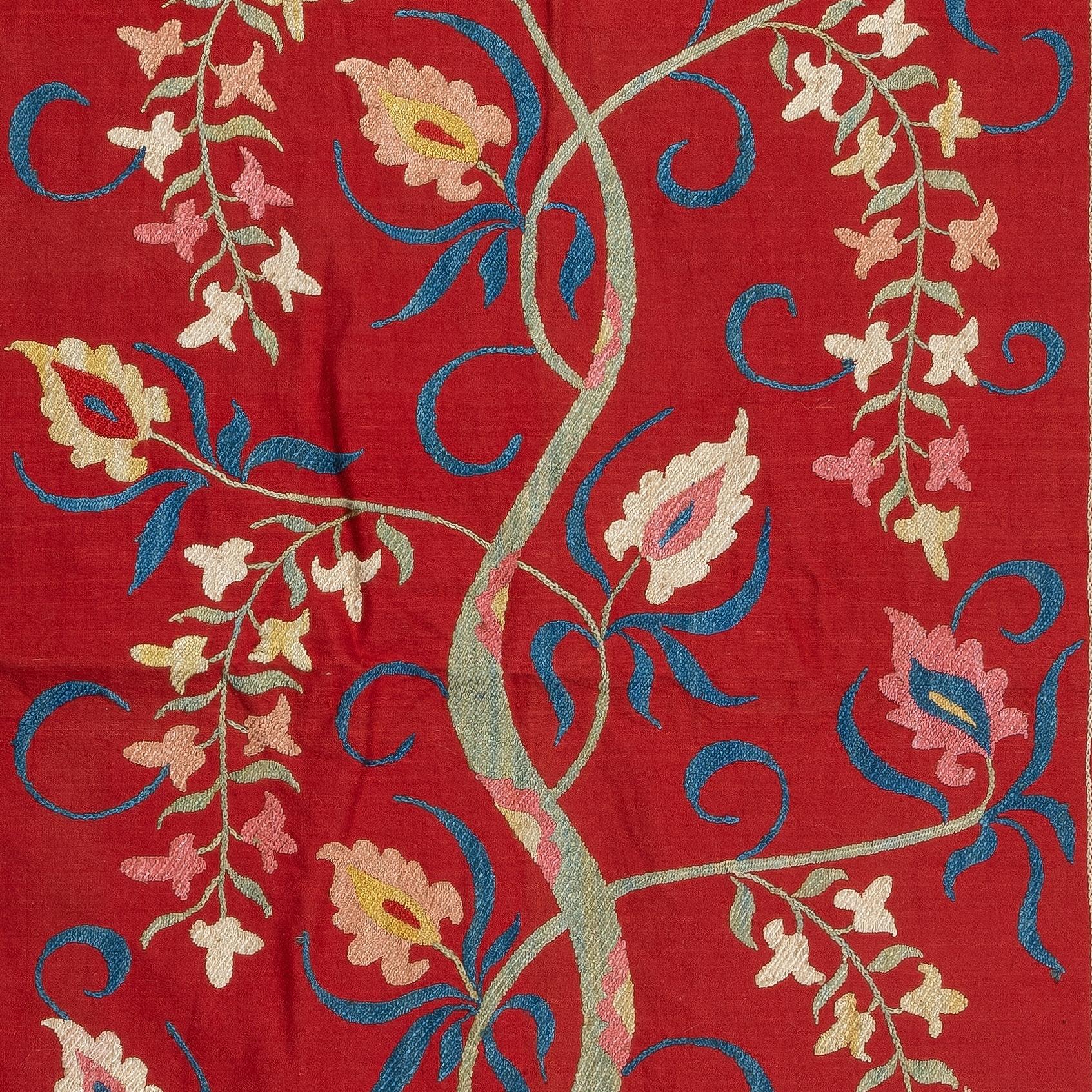 28x47 in Seidenstickerei Wandbehang. Modern Tapestry. Rotes Tischtuch. Werfen (Bestickt) im Angebot
