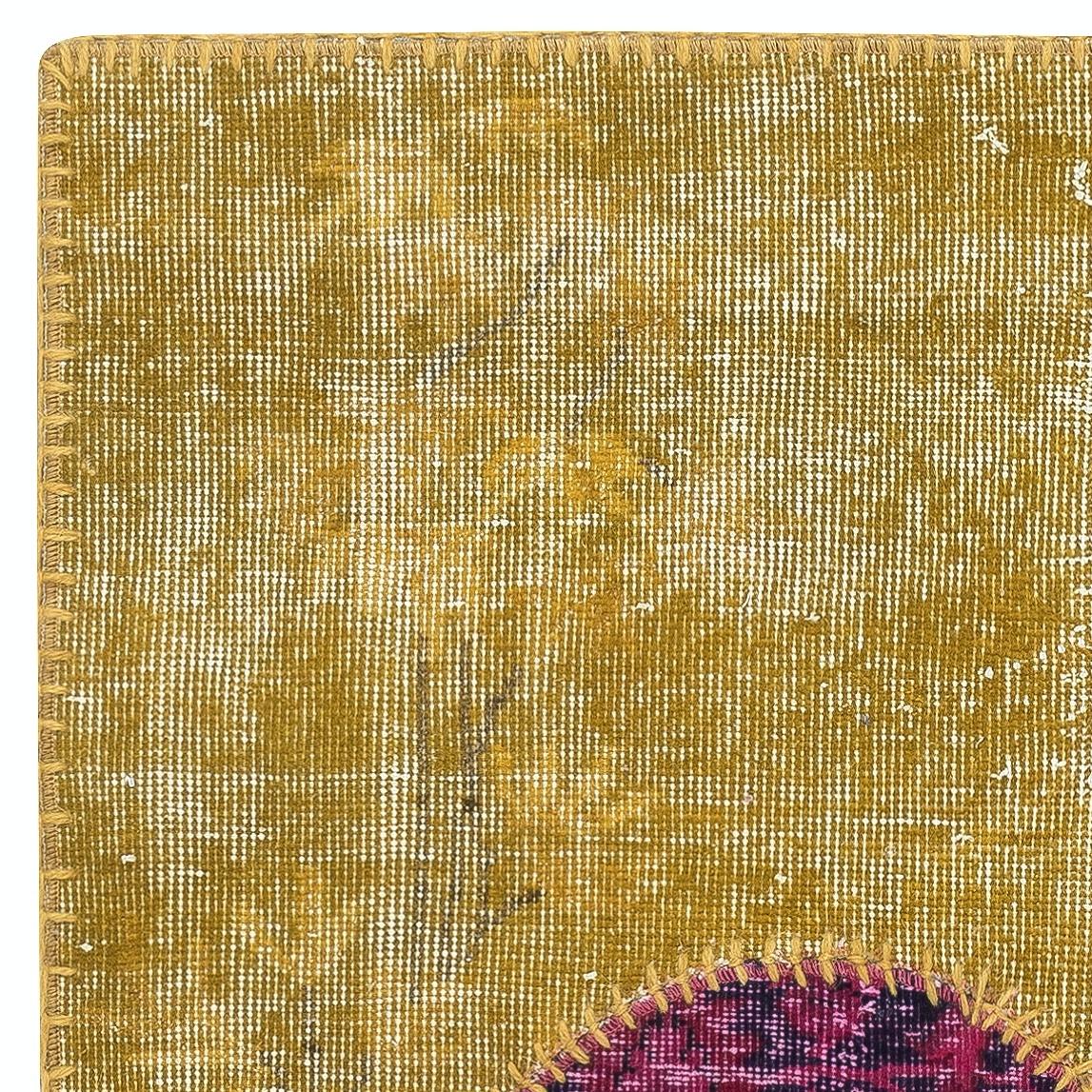 28x49 in gelbem türkischem Patchwork-Teppich. Handgemachte bunte Kreis Türmatte (Türkisch) im Angebot