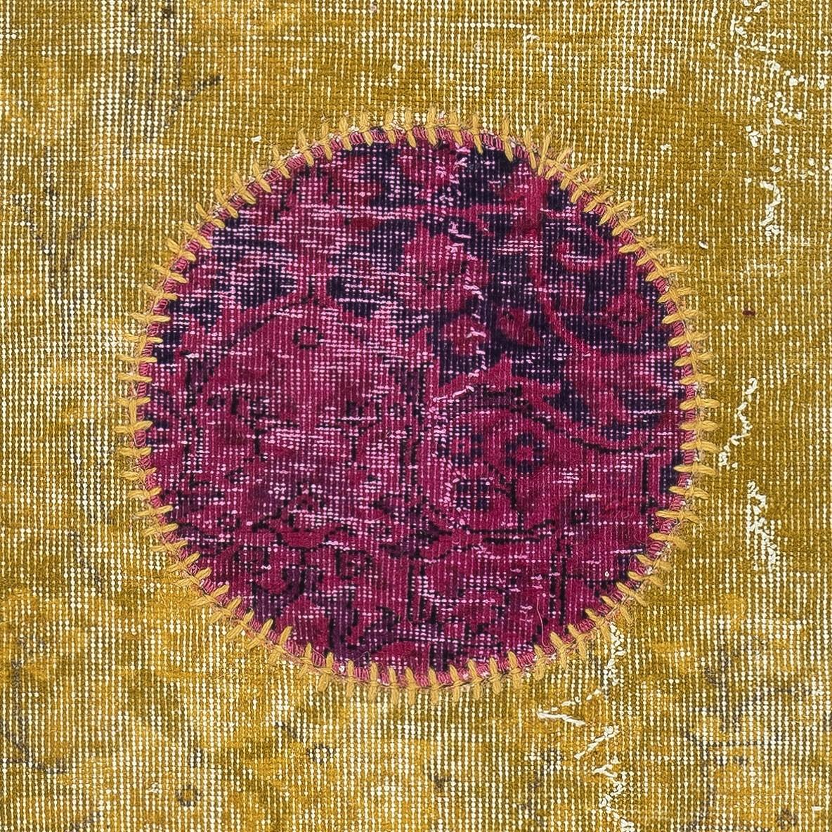 28x49 in gelbem türkischem Patchwork-Teppich. Handgemachte bunte Kreis Türmatte (Handgeknüpft) im Angebot