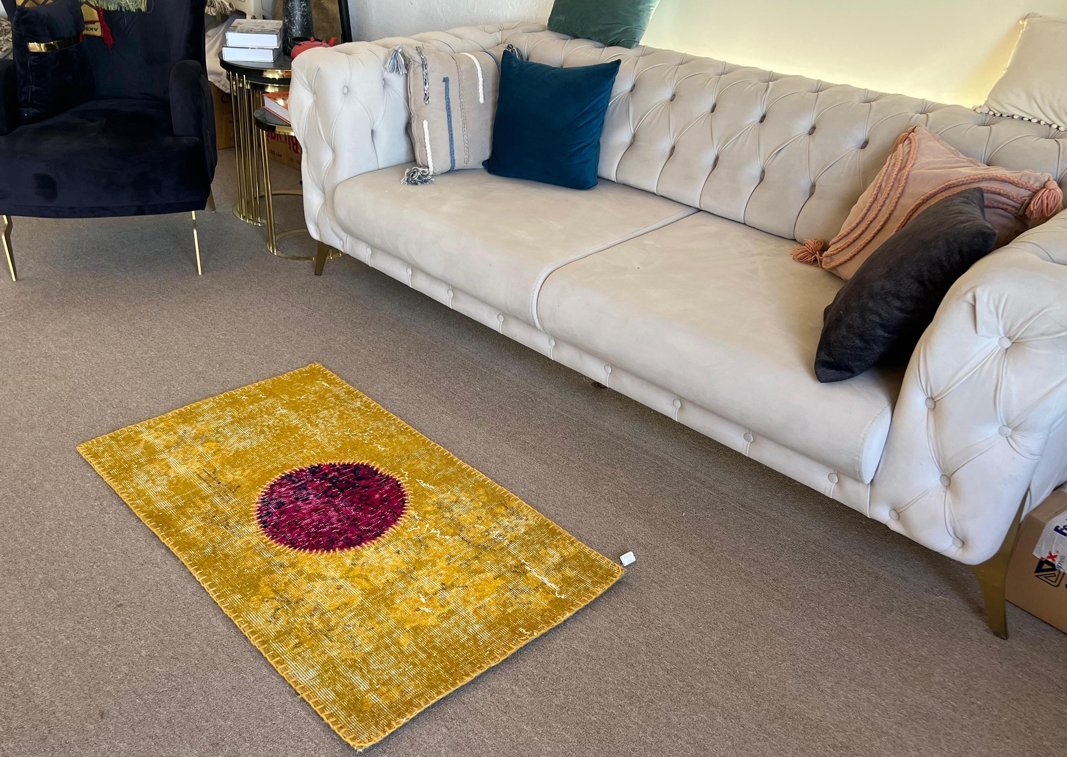 28x49 in gelbem türkischem Patchwork-Teppich. Handgemachte bunte Kreis Türmatte (21. Jahrhundert und zeitgenössisch) im Angebot