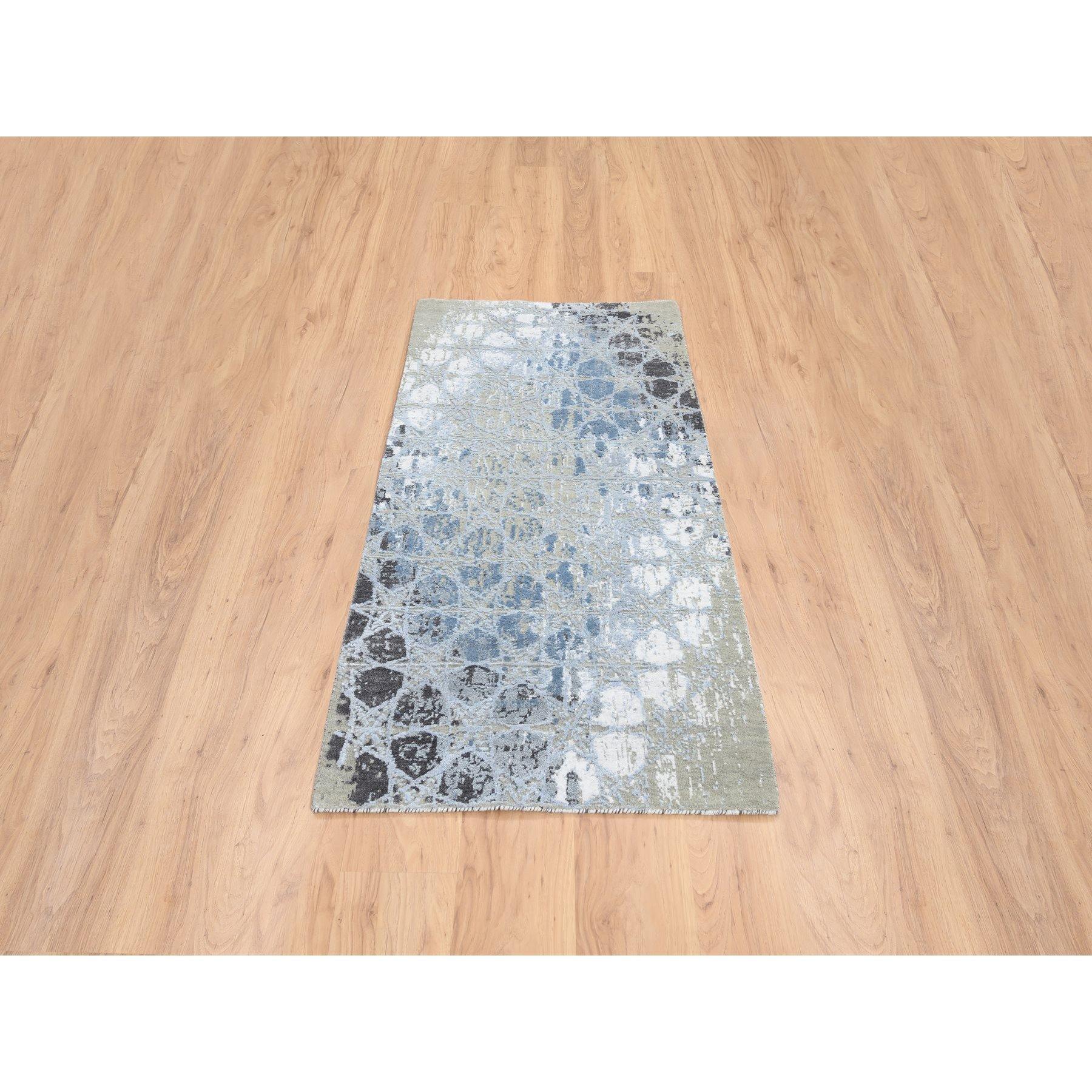 Si tratta di un autentico esemplare unico di tappeto orientale grigio e blu, in lana e seta, annodato a mano, vincitore del premio THE HONEYCOMB. È stato annodato per mesi e mesi con tecniche di tessitura secolari da esperti artigiani.
Materiali