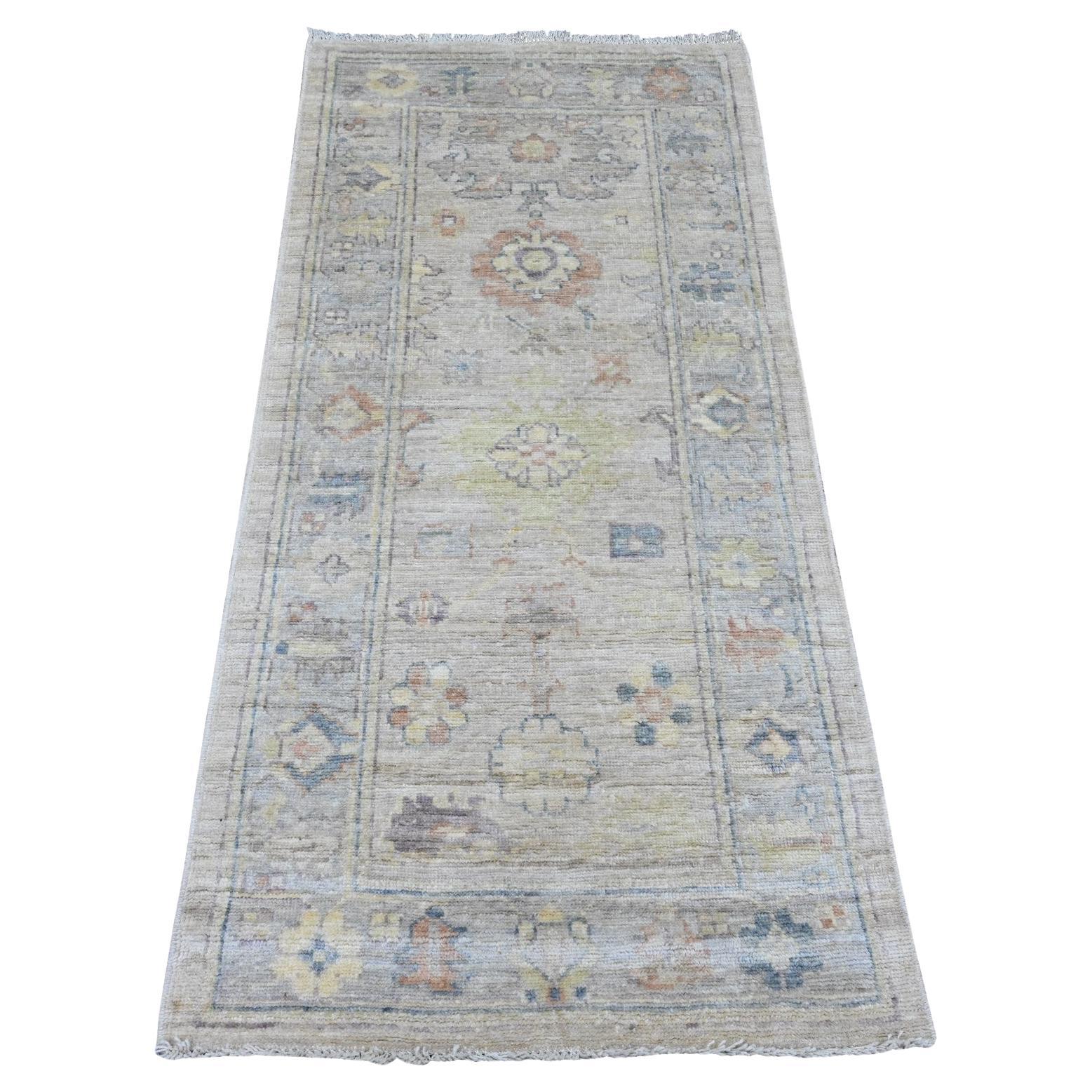 Tappeto Runner afgano grigio 2'8 "x5'7" Angora Oushak Leaf Design annodato a mano interamente in lana