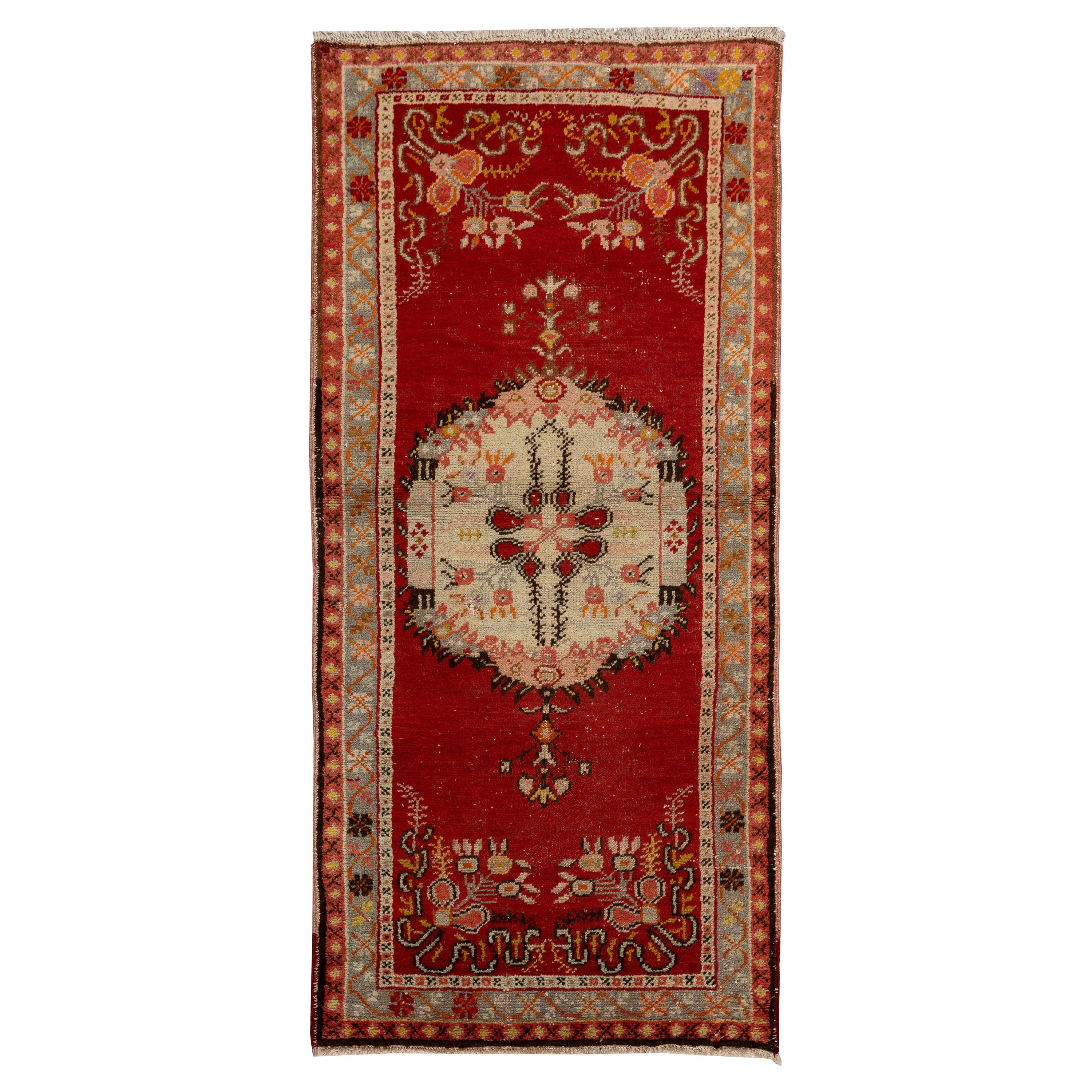 2.8x5.8 Ft handgefertigter türkischer Akzent-Teppich in roten und beigefarbenen Farben aus der Jahrhundertmitte