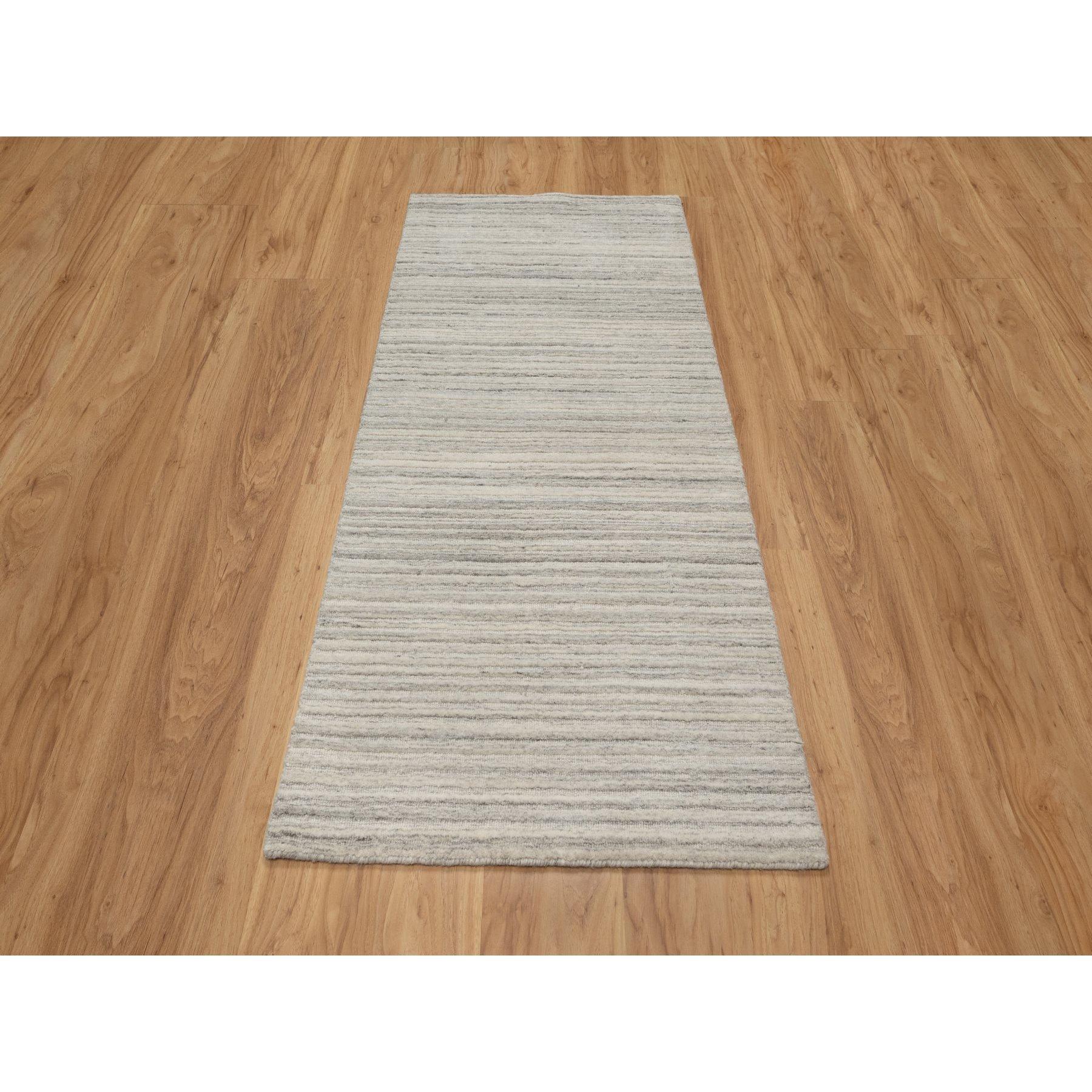 Khakibraun, Buntes strukturiertes modernes Design, Handgeknüpft, Ungefärbte reine Wolle, Dick und Plüsch, Läufer, Orientteppich
Primäre MATERIALIEN: Wolle
Latex: Kein Flor 
Höhe: 0,25 Zoll
Stil: Transitional
Grundfarbe: Beige
Sekundärfarben: