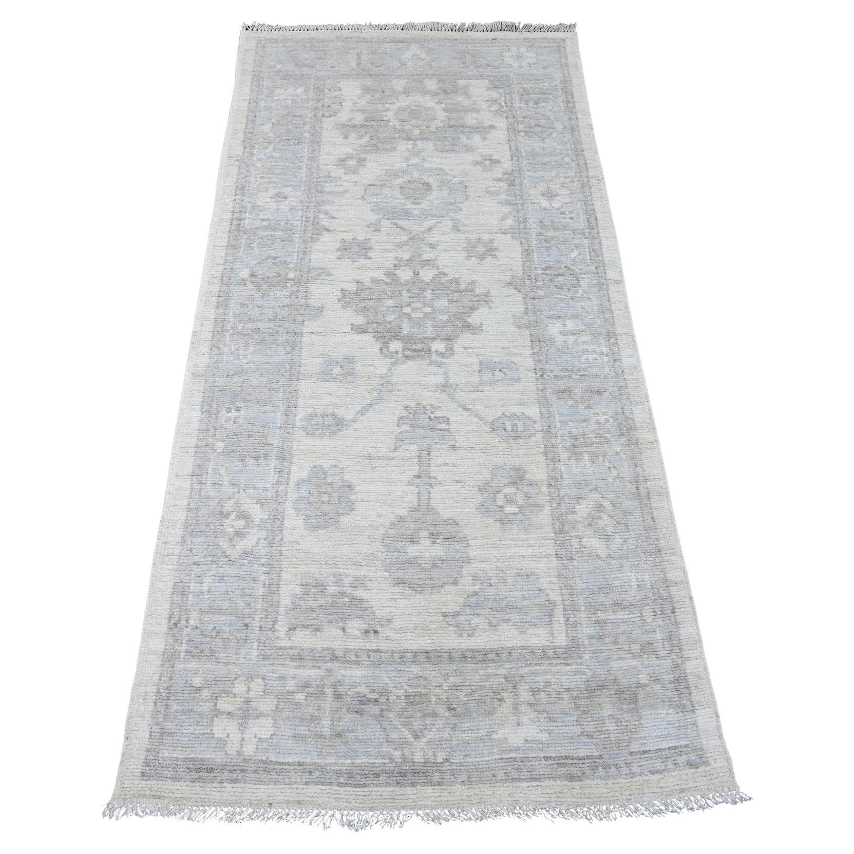 2
8 "x6
 Tapis de course en laine Afghan Angora Oushak noué à la main, teintures naturelles, blanc en vente