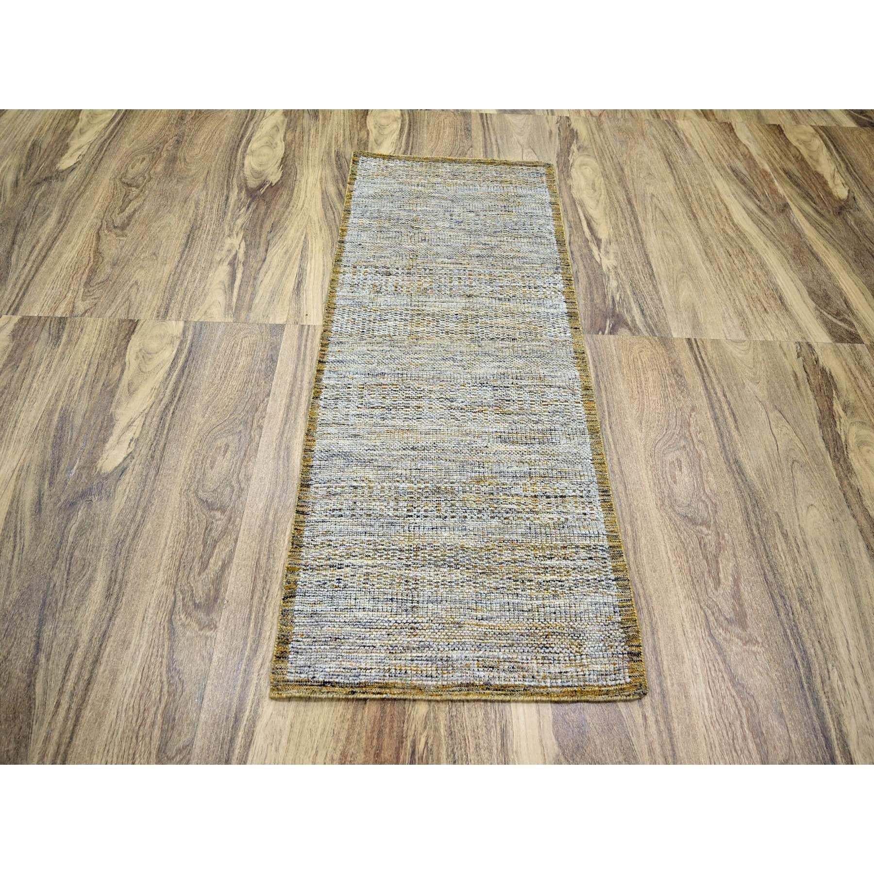 Daisy White with Golden Yellow, Oxidized and Distressed Grass Design with Exposed Warps, Hand Knotted, 100% Wool, Runner, Oriental Rug (tapis oriental)
Matières premières : Laine
Latex : Pas de poils 
hauteur : 0,25 pouces
Style :