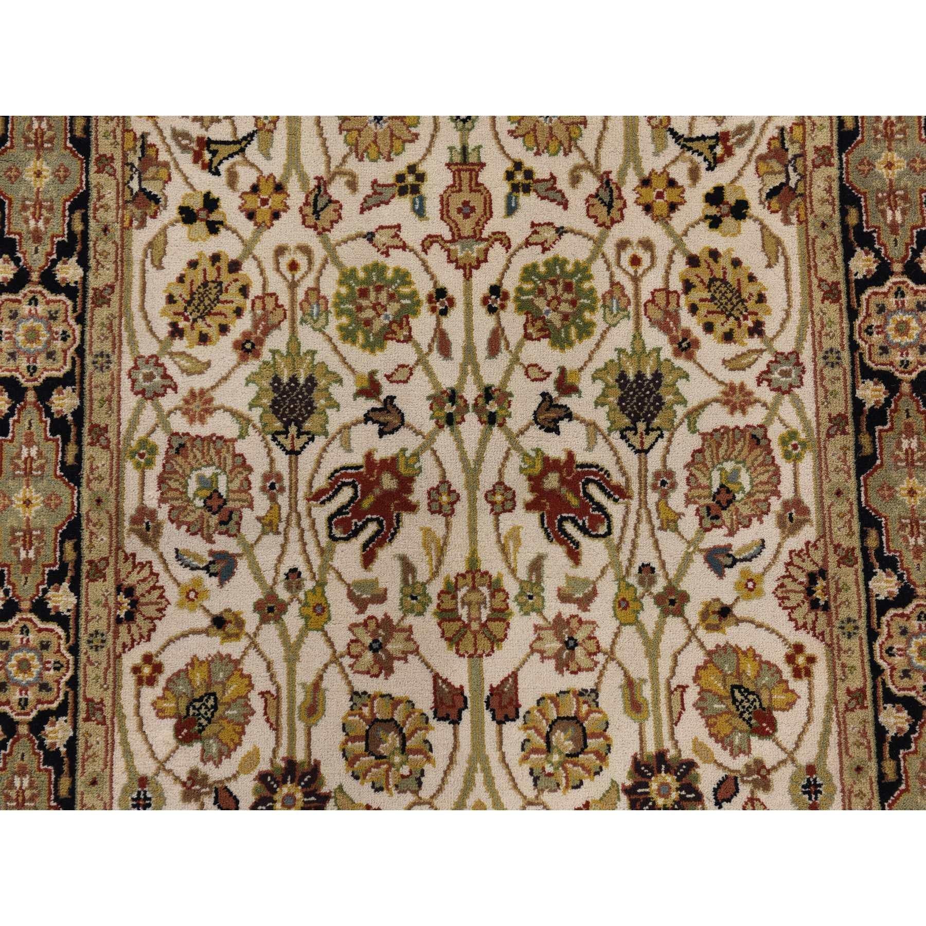 Chiffon White, annodato a mano, 300 KPSI, filato a mano in lana lussuosa della Nuova Zelanda, disegno del vaso persiano Tabriz, runner, tappeto orientale
Materiali primari: Lana
Lattice: No Pile 
altezza: 0,25 pollici
Stile: Tradizionale
Colore