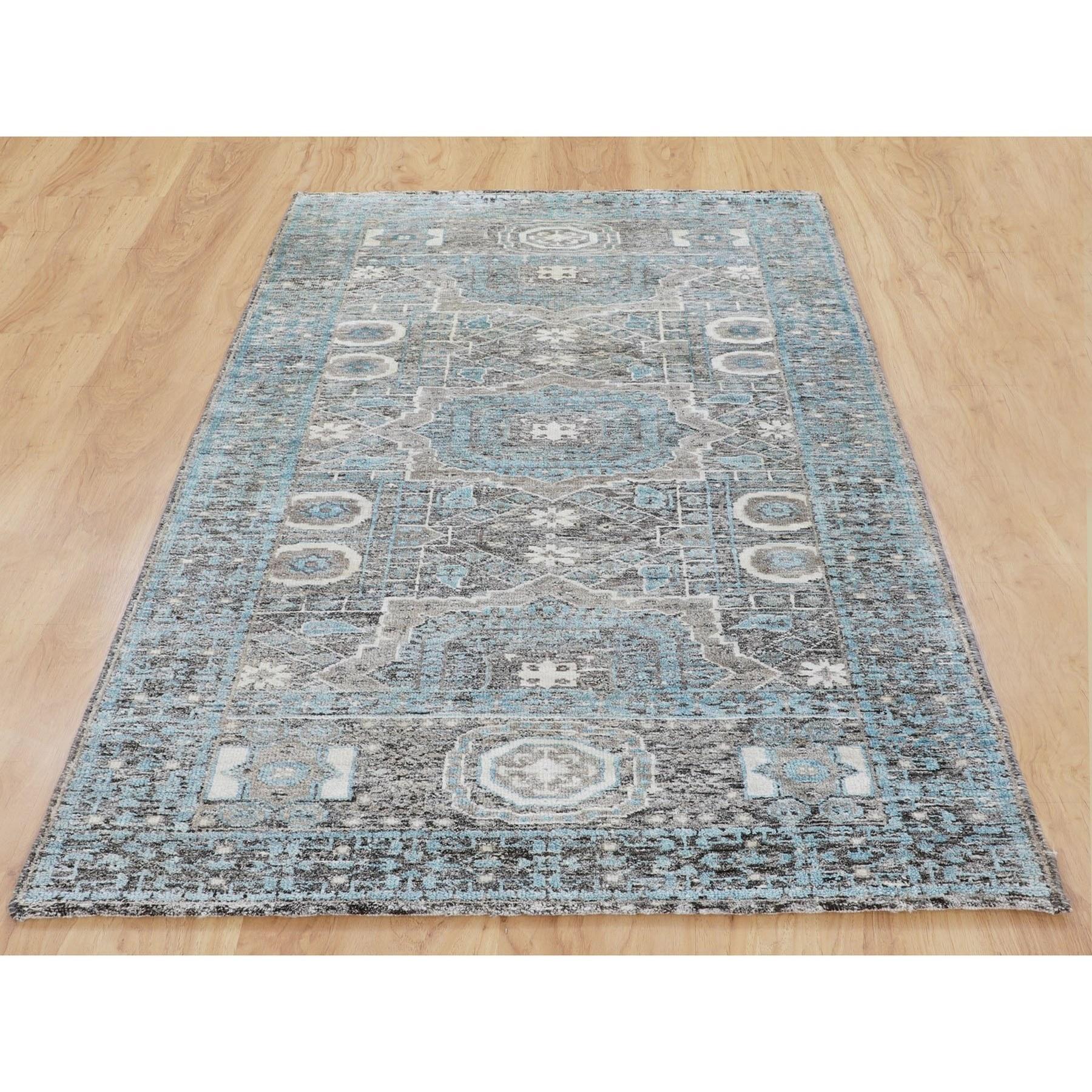 Il s'agit d'un véritable tapis d'Orient noué à la main, unique en son genre, en soie et laine texturée à poils ras, de style Mamluke. Il a été noué pendant des mois et des mois selon les techniques séculaires du tissage persan par des artisans