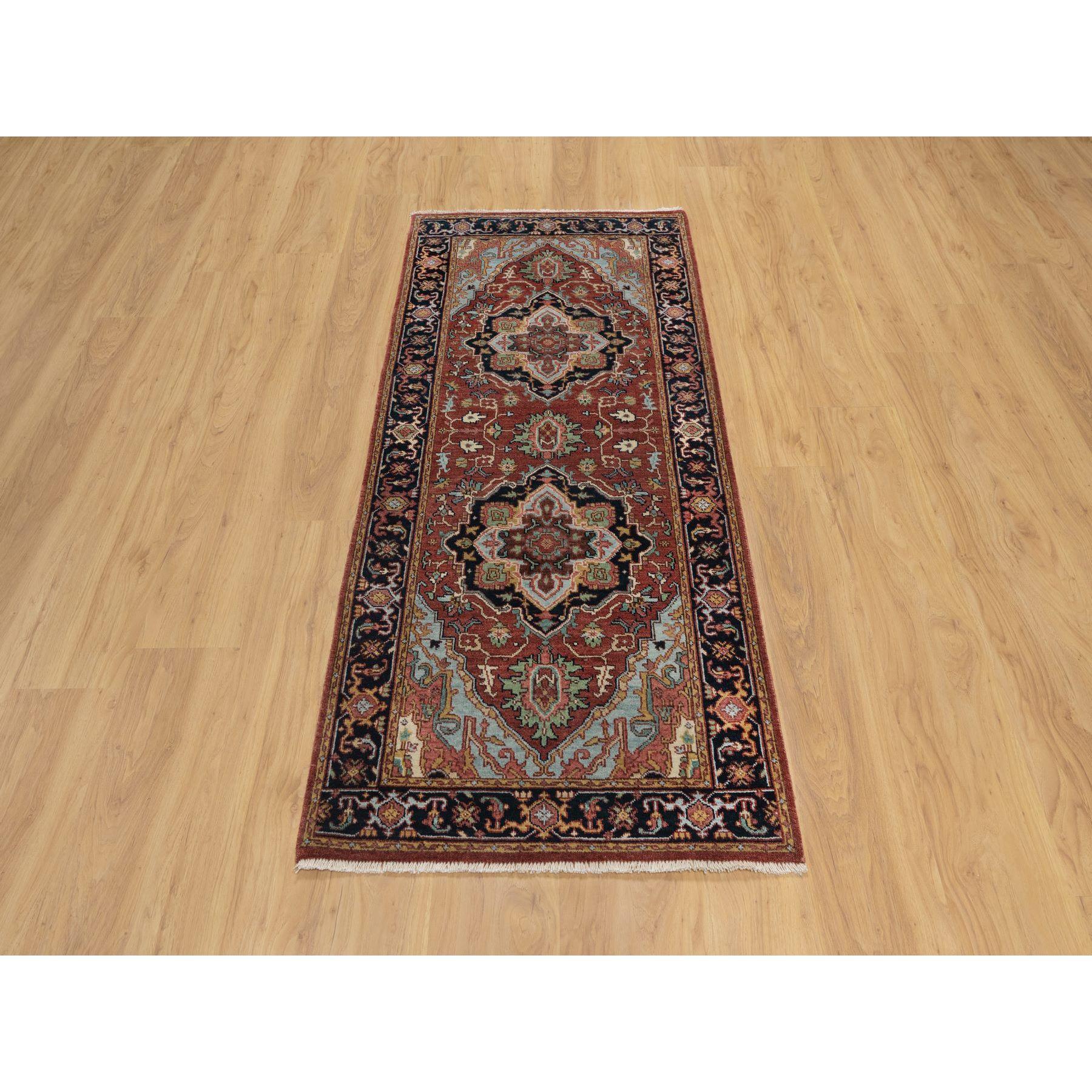 Brick Red, Antiqued Fine Heriz Re-Creation, Denser Weave, Hand Knotted, Vegetable Dyes, Lush and Plush, 100% Wool, Runner, Oriental Rug
Matières premières : Laine
Latex : Pas de poils 
hauteur : 0,25 pouces
Style : Traditionnel
Couleur primaire :