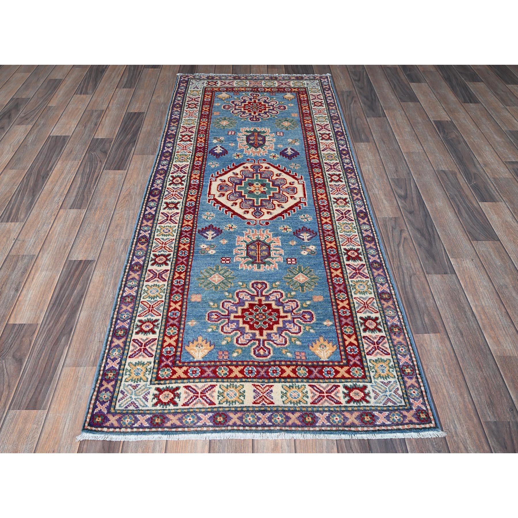Maya Blue, Kazak avec motif tribal en médaillon, laine douce et brillante, nouée à la main, teintures végétales, tissage plus dense, chemin de randonnée, tapis d'Orient
Matières premières : Laine
Latex : Pas de poils 
hauteur : 0,25 pouces
Style :