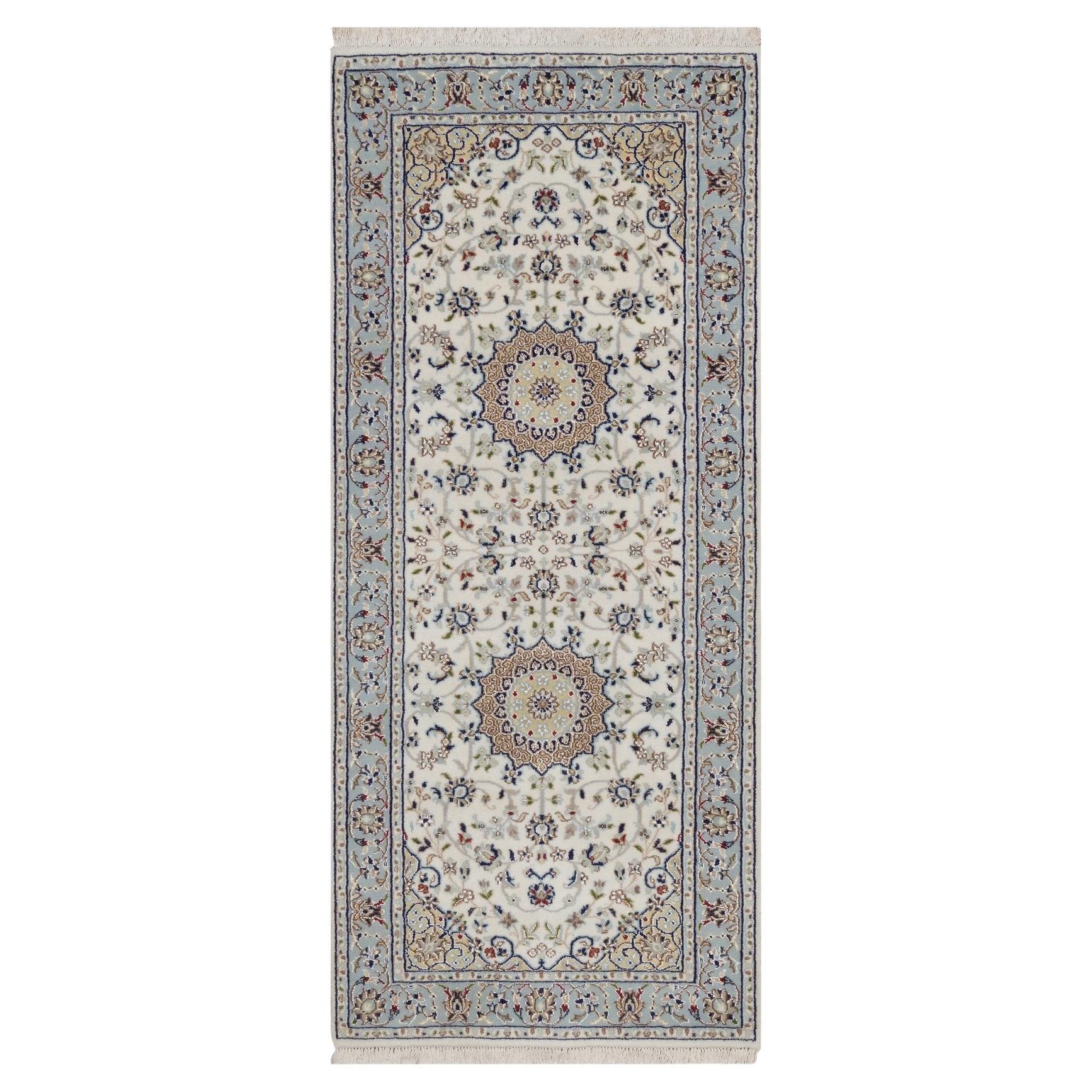 Alfombra oriental de lana y seda anudada a mano con diseño de flores Nain de 2
8 "x6
5 en venta
