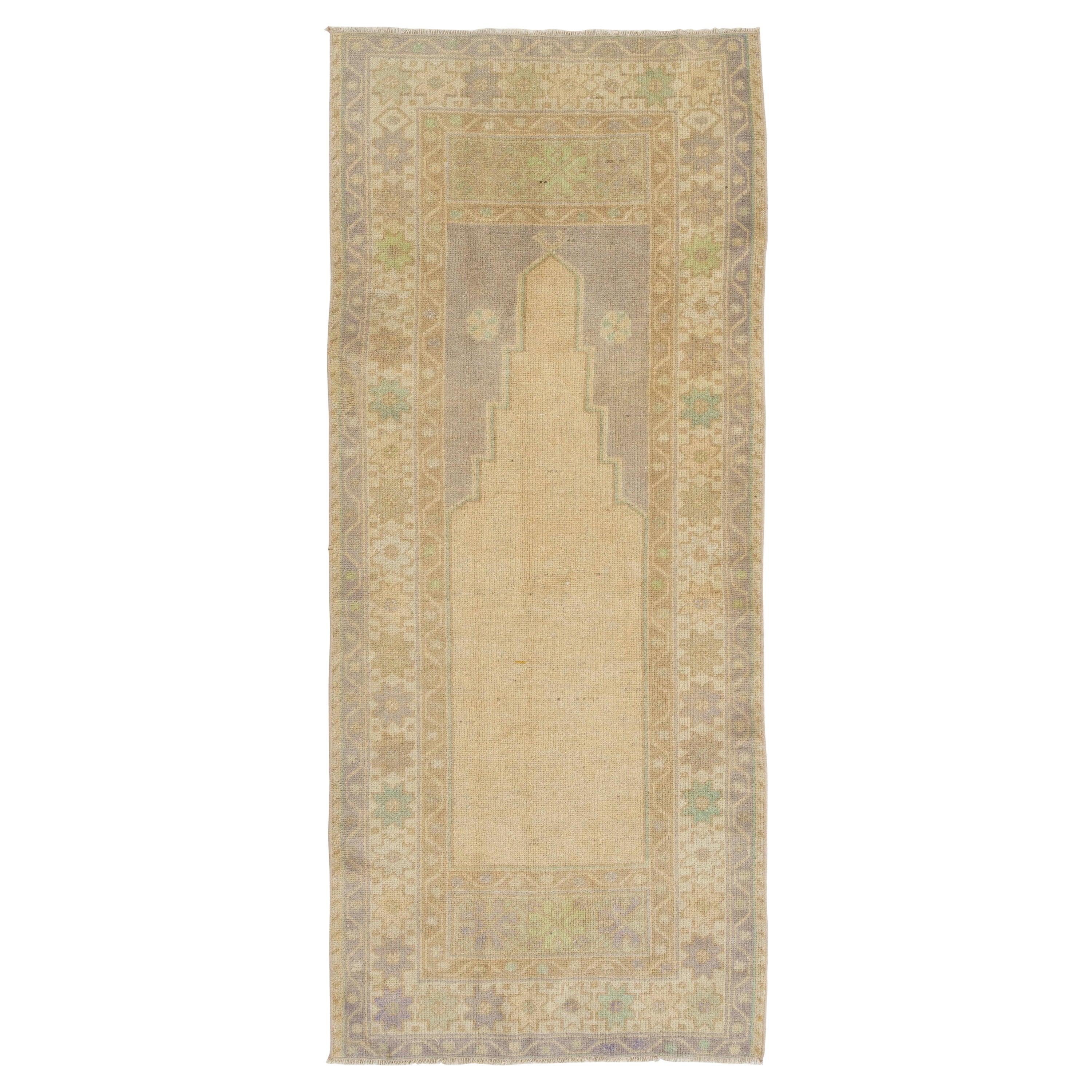 2.8x6.6 Ft Verblasster türkischer Gebetsteppich, handgefertigter Vintage-Akzentteppich. Beige Türmatte im Angebot