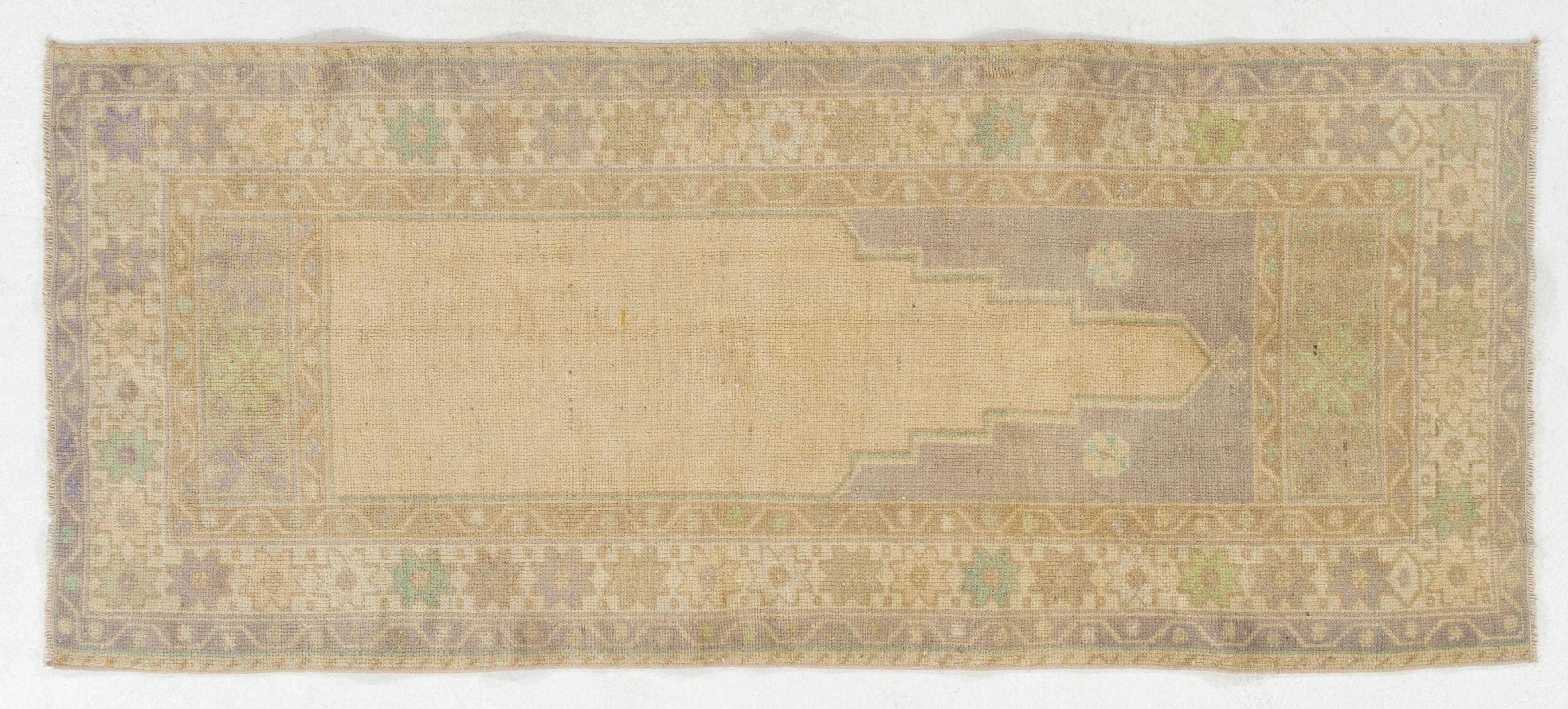 2.8x6.6 Ft Faded Turkish Prayer Rug, Vintage Handmade Accent Rug. Beige Door Mat In Good Condition For Sale In Philadelphia, PA