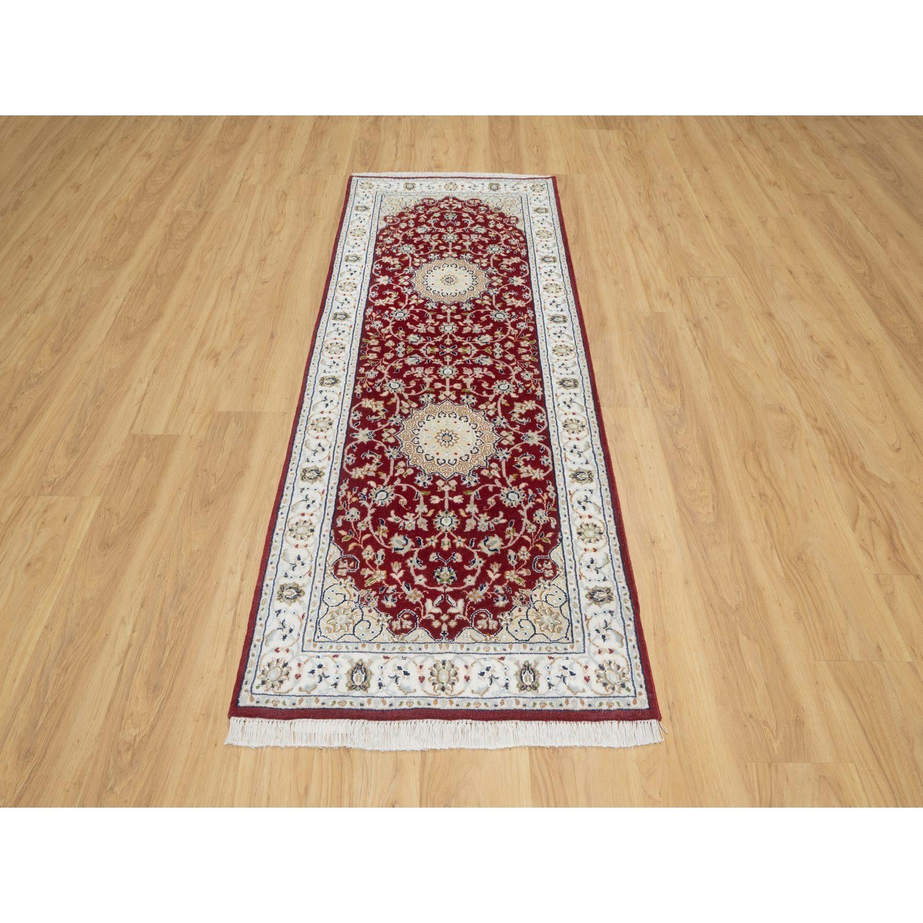 Rouge bois de rose, laine et soie, Nain avec motif floral en médaillon central, noué à la main, 250 KPSI, tapis d'Orient
Matériaux primaires : Laine et soie
Latex : Pas de poils 
hauteur : 0,25 pouces
Style : Traditionnel
Couleur primaire :