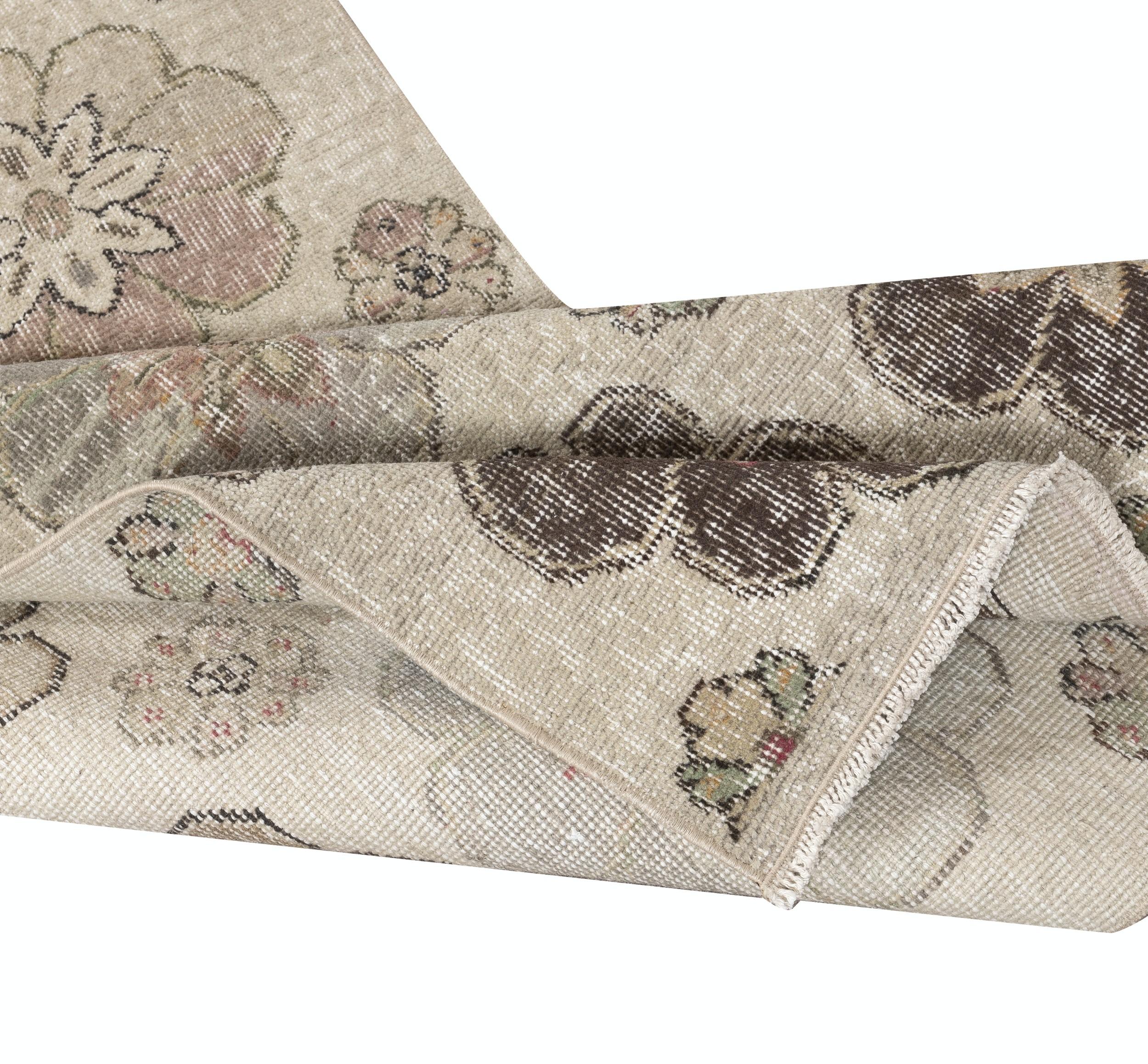 Country Tappeto d'epoca fatto a mano beige con design floreale 2.8x7.5 Ft in vendita