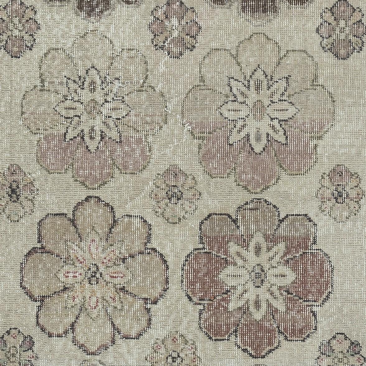 Annodato a mano Tappeto d'epoca fatto a mano beige con design floreale 2.8x7.5 Ft in vendita
