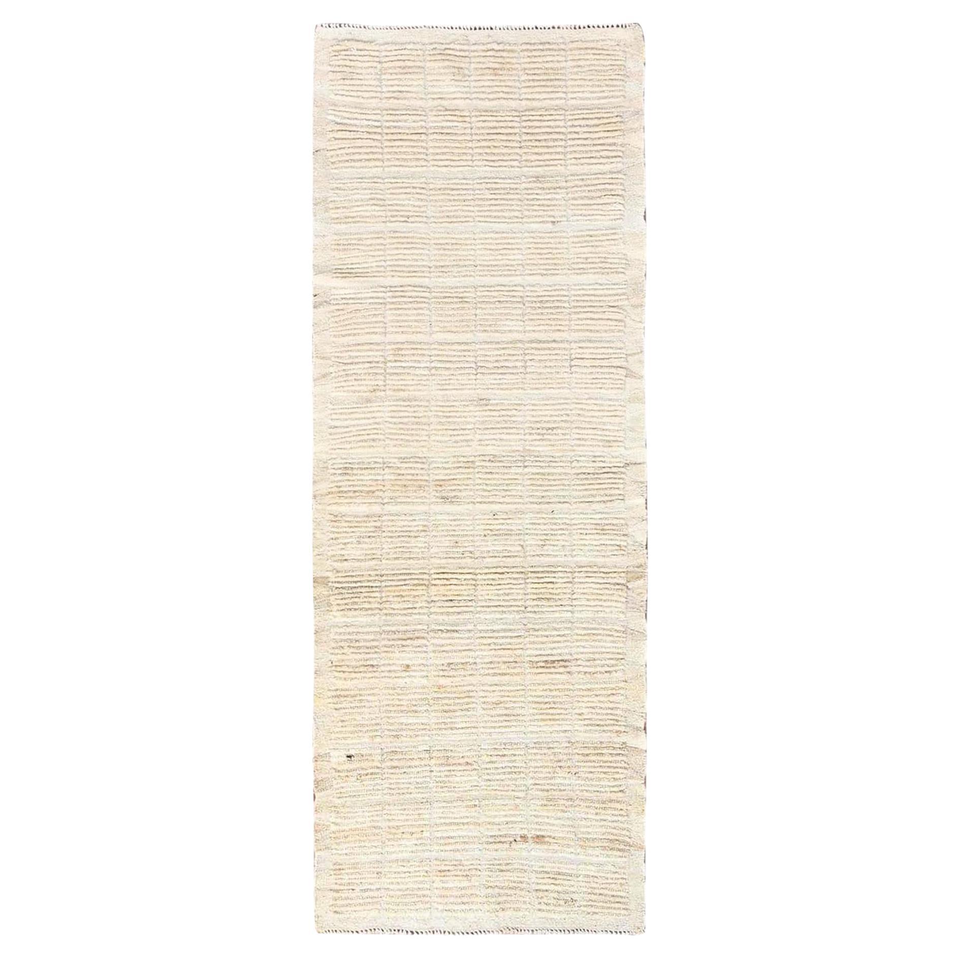 2
8"x7
6" Ivory Undyed Natural Wool Moroccan Weave Hand Knotted Runner Rug