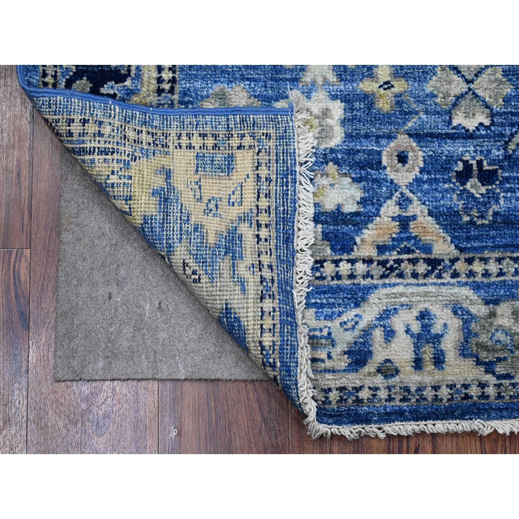 Dies ist ein echter, einzigartiger Angora Oushak, handgeknüpft, reine Wolle, Orientteppich. Es wurde monatelang in jahrhundertealten Webtechniken von erfahrenen Kunsthandwerkern geknüpft.
Primäre MATERIALIEN: Wolle 
Latex: Kein Flor 
Höhe: 0,25