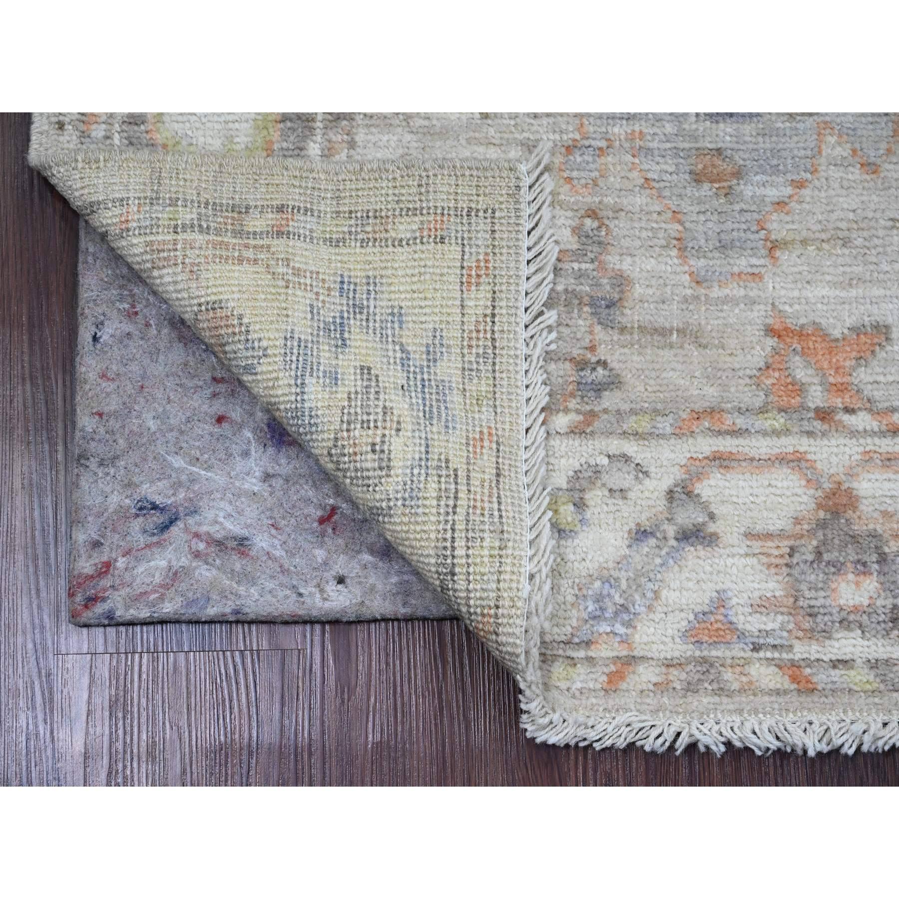 Grigio pastello, Afghan Angora Oushak con grande disegno di foglie, annodato a mano, tinture vegetali, pura lana, runner, tappeto orientale
Materiali primari: Lana
Lattice: No Pile 
altezza: 0,25 pollici
Stile: Di transizione
Colore primario: