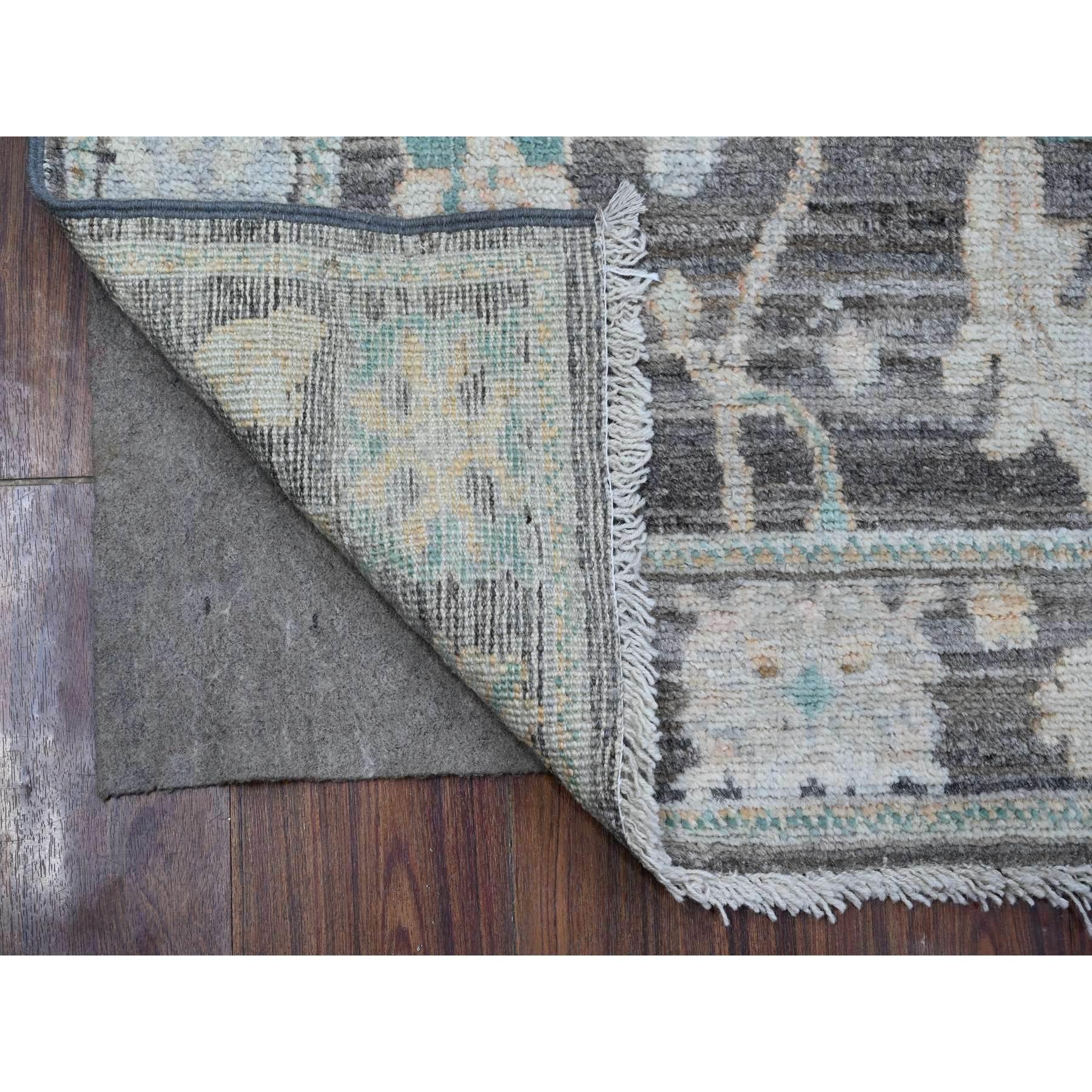 Il s'agit d'un véritable tapis d'Orient Angora Oushak, noué à la main, en pure laine. Il a été noué pendant des mois et des mois selon des techniques de tissage séculaires par des artisans experts.
Matières premières : Laine
Latex : Pas de poils