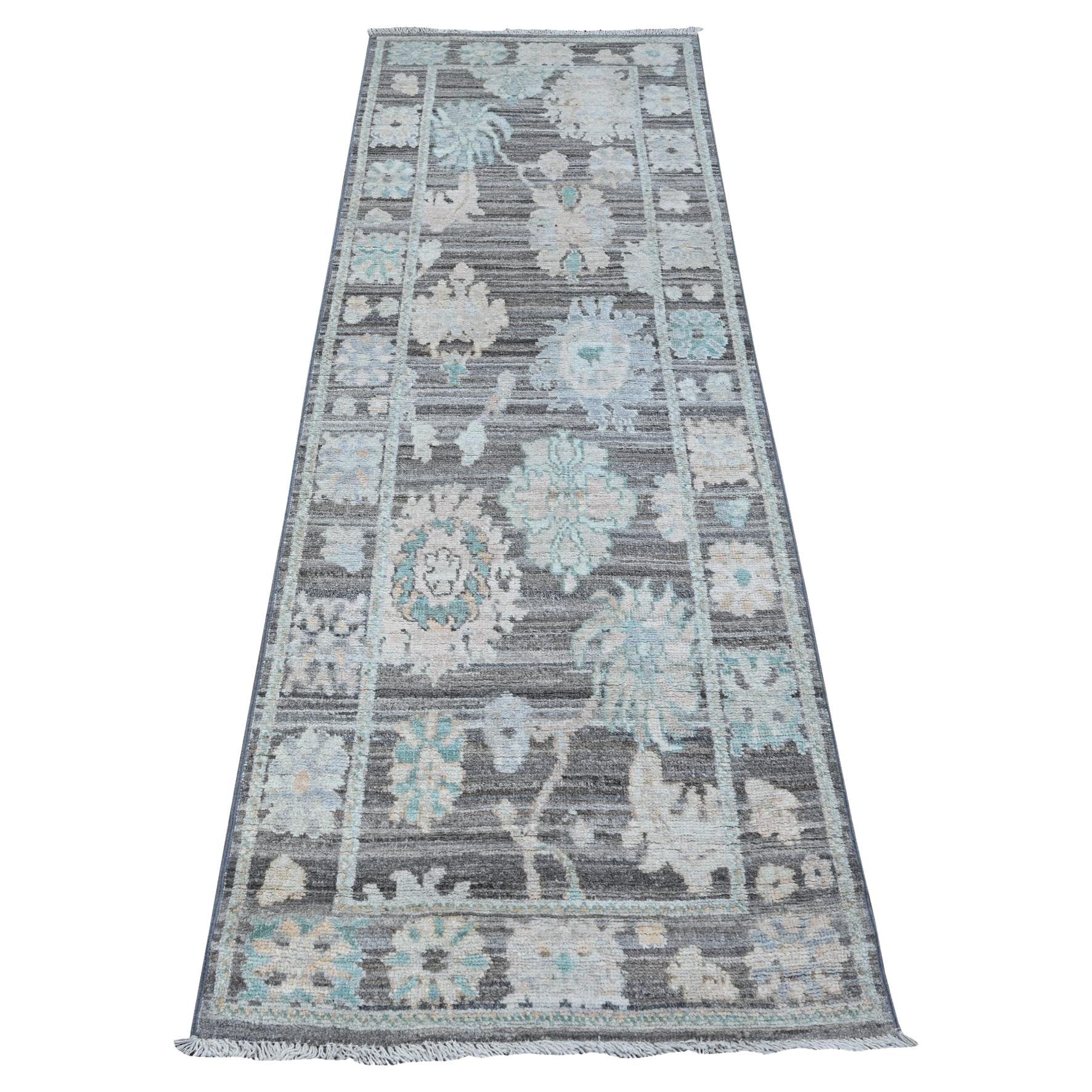 2'8 "x7'9" Scorpion Gris Angora Oushak Runner Tapis d'Orient noué à la main en vente