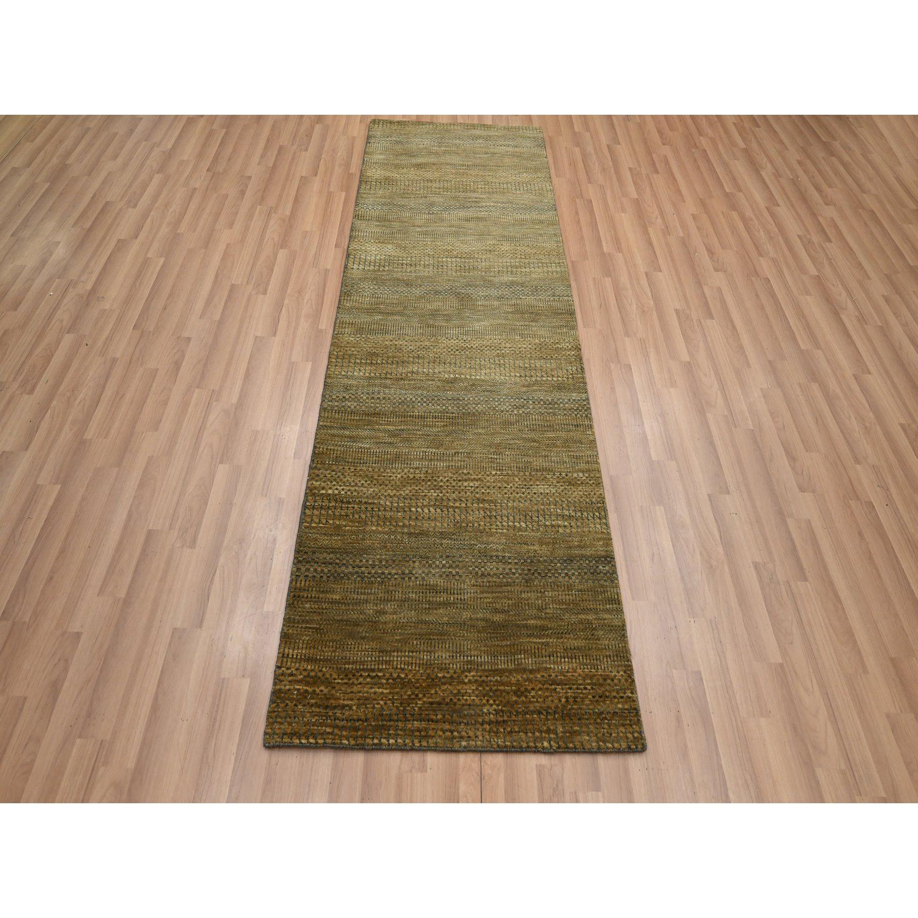 Marrone mandorla, Annodato a mano, Design Modern Grass, Trama più fitta, Lana e seta, Lussuoso e soffice, Runner, Tappeto orientale
Materiali primari: Lana e seta
Lattice: No Pile 
altezza: 0,25 pollici
Stile: Contemporaneo
Colore primario: