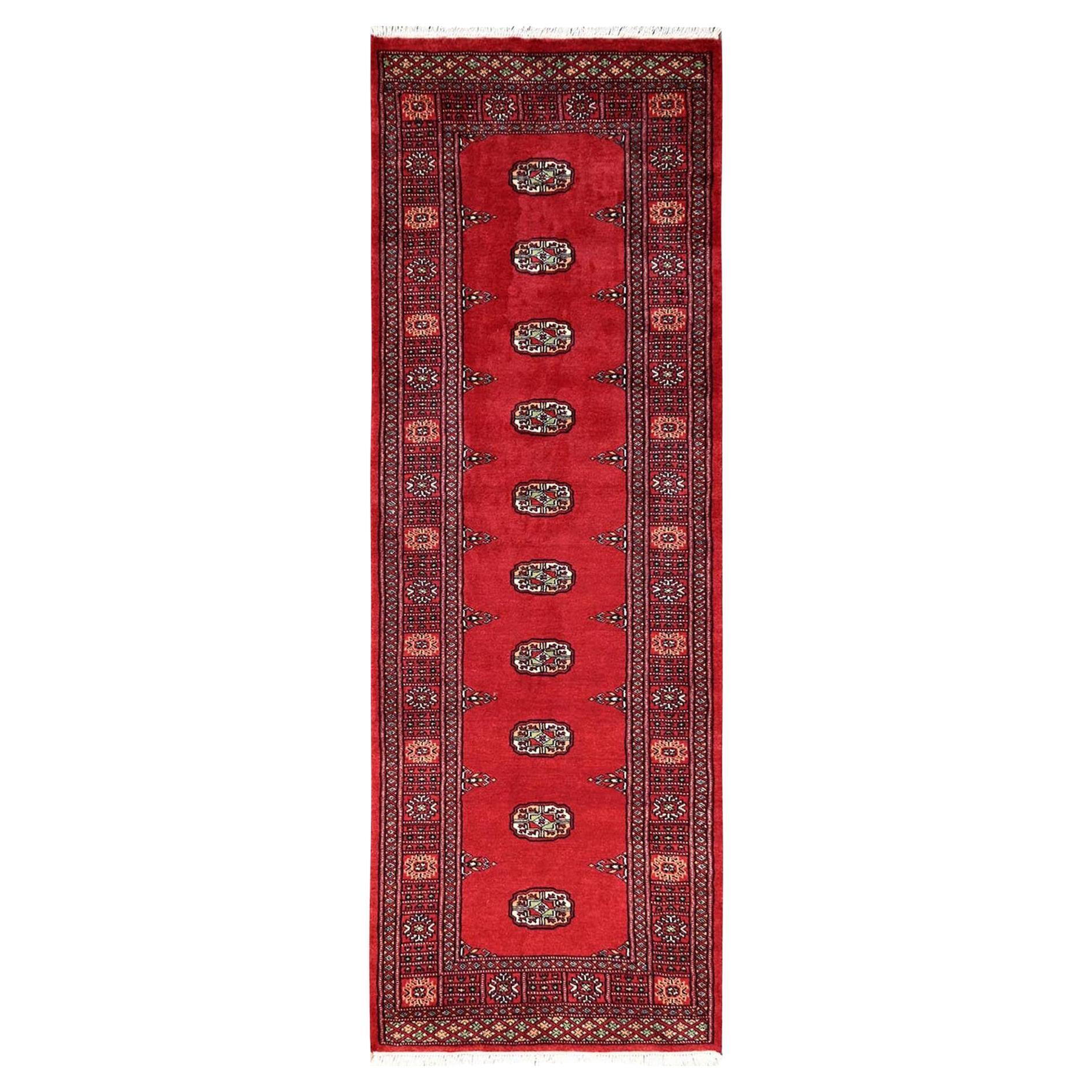 2
8 "x8
 Berry Red Princess Bokara Soft Wool Runner Tapis d
Orient noué à la main en vente