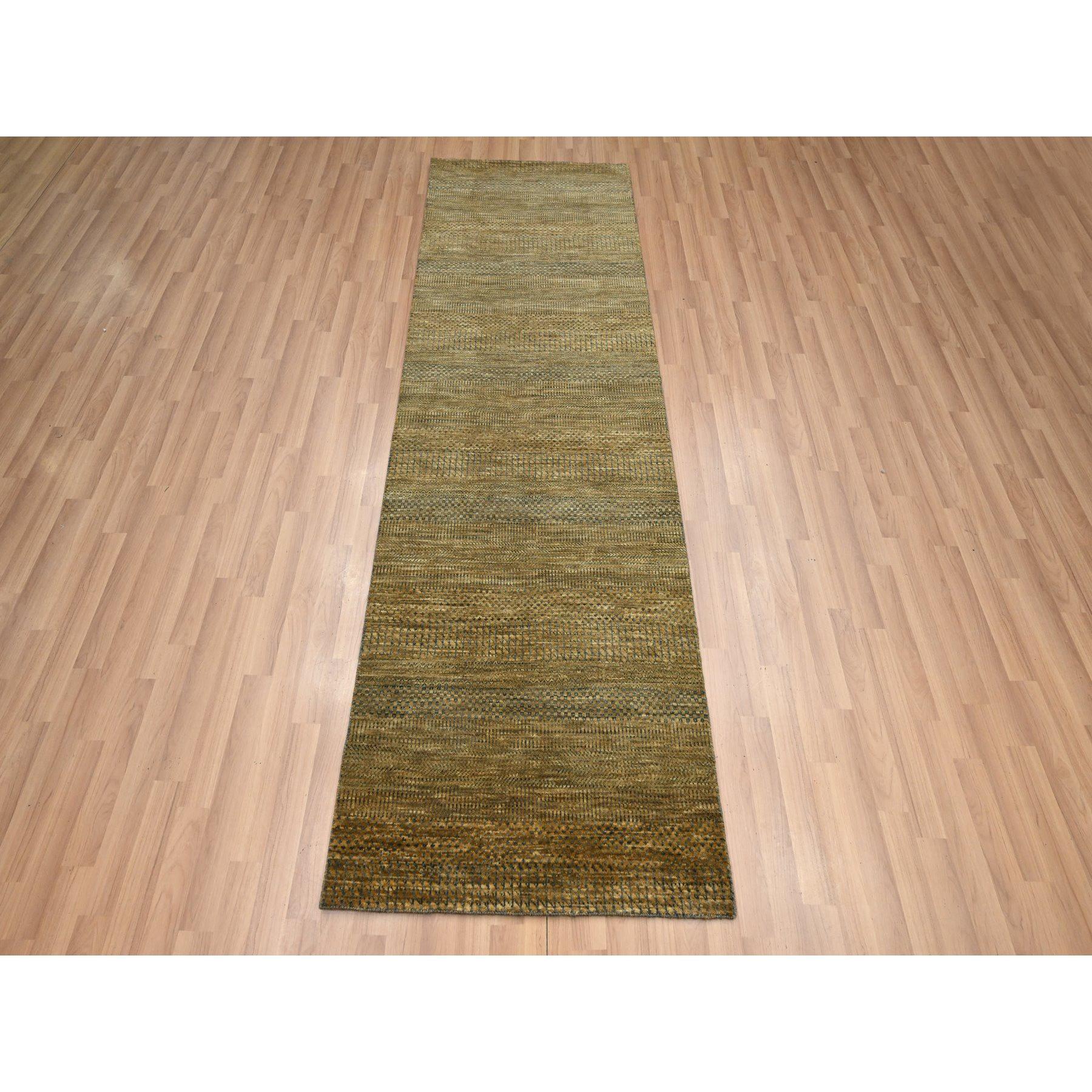 Brun amande, By Design Modern Grass, laine et soie, noué à la main, tissage plus dense, luxuriant et pelucheux, chemin de table, tapis d'Orient
Matériaux primaires : Laine et soie
Latex : Pas de poils 
hauteur : 0,25 pouces
Style :