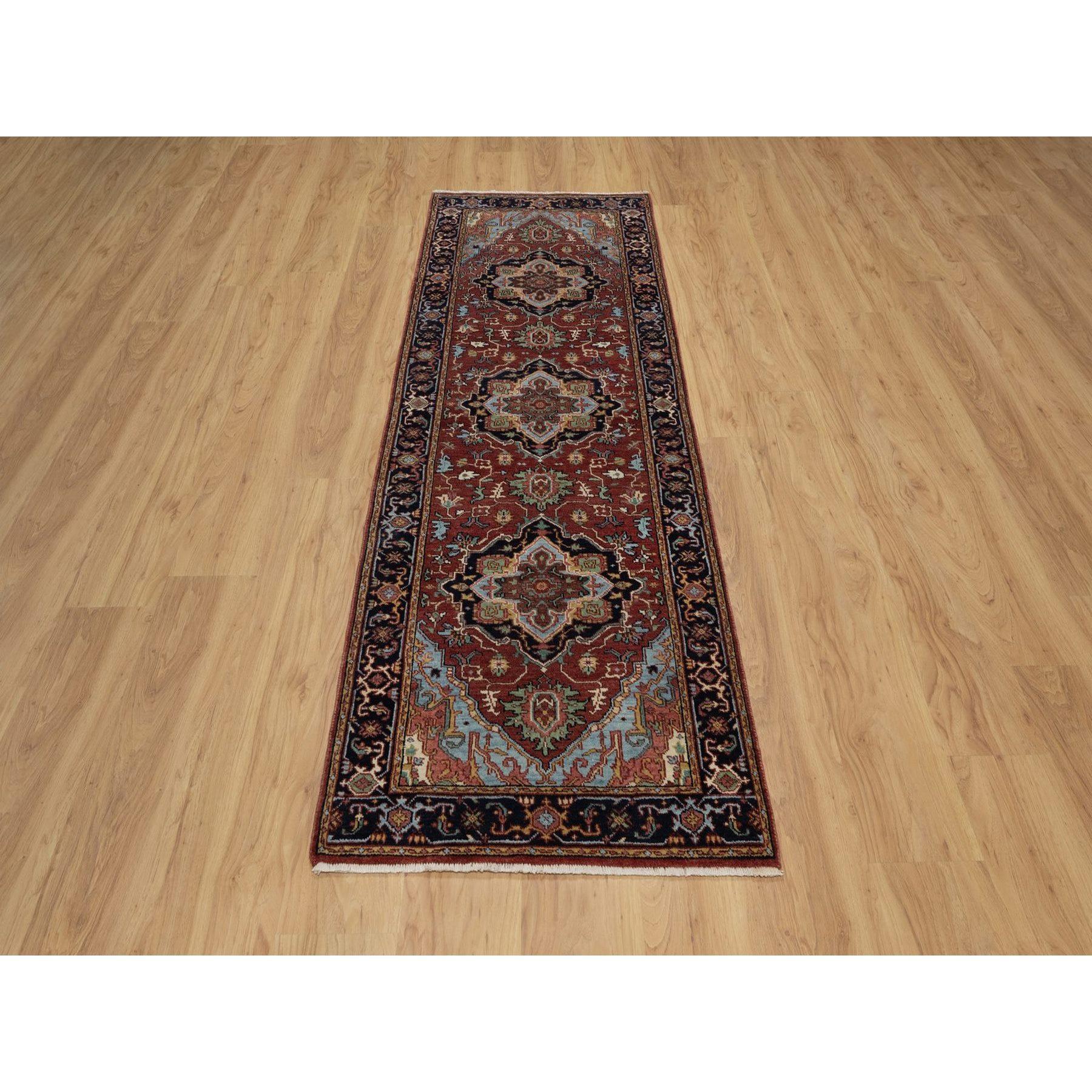 Beerenrot, Handgesponnene Neuseeland Wolle, Weicher Flor, Pflanzliche Farbstoffe, Antike feine Heriz Re-Kreation, Medaillons Design, Handgeknüpft, Läufer, Orientteppich
Primäre MATERIALIEN: Wolle
Latex: Kein Flor 
Höhe: 0,25 Zoll
Stil: