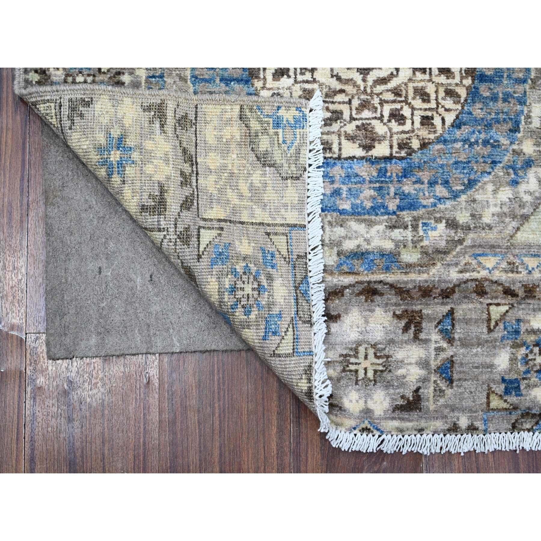 Il s'agit d'un véritable tapis d'Orient, unique en son genre, en pure laine, noué à la main, au design Mamluke. Il a été noué pendant des mois et des mois selon des techniques de tissage séculaires par des artisans experts.
Matières premières :