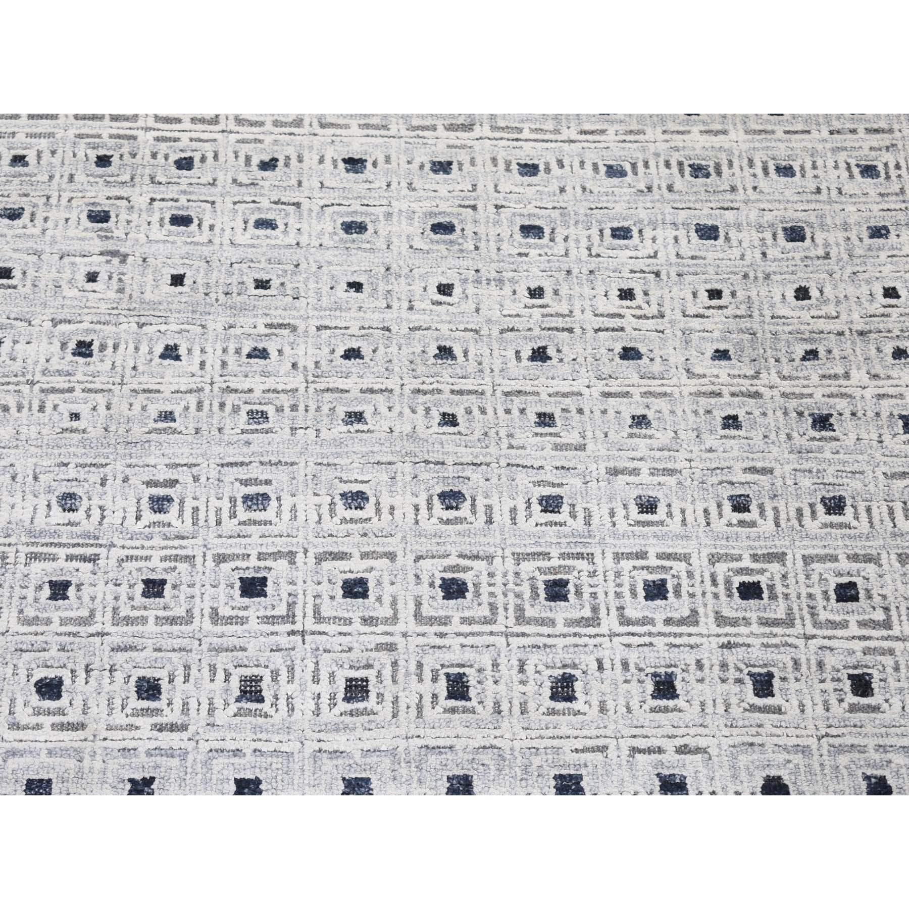 Dies ist eine wirklich echte one-of-a-kind Elfenbein, Modern mit Quadraten Design, reine Seide mit strukturierter Wolle handgeknüpft, Läufer Orientteppich. Es wurde monatelang von erfahrenen Kunsthandwerkern in jahrhundertealten Webtechniken