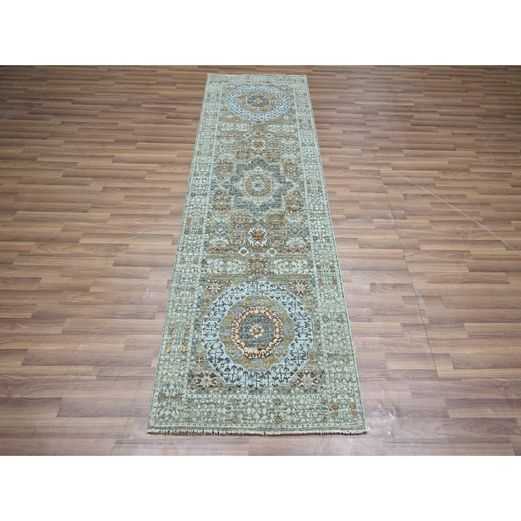 Sage Grün, Handgeknüpft, Prähistorischer Einfluss des 14. Jahrhunderts, Mamluken Design, Natürliche Farbstoffe, Reine Wolle, Läufer, Orientteppich
Primäre MATERIALIEN: Wolle
Latex: Kein Flor 
Höhe: 0,25 Zoll
Stil: Traditionell
Grundfarbe: