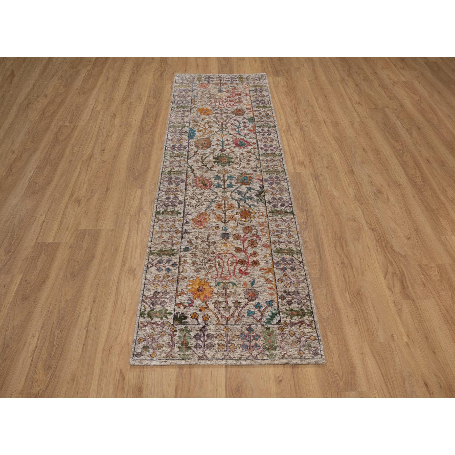 Blanco Cisne, Diseño Direccional de Jarrón, Seda con Lana Texturizada, Anudado a Mano, Alfombra de Corredor, Alfombra Oriental<br /><br />Materiales Primarios: Lana y sedaLátex: NoAltura del pelo: 0,25 pulgadasEstilo: TransicionalColor principal: