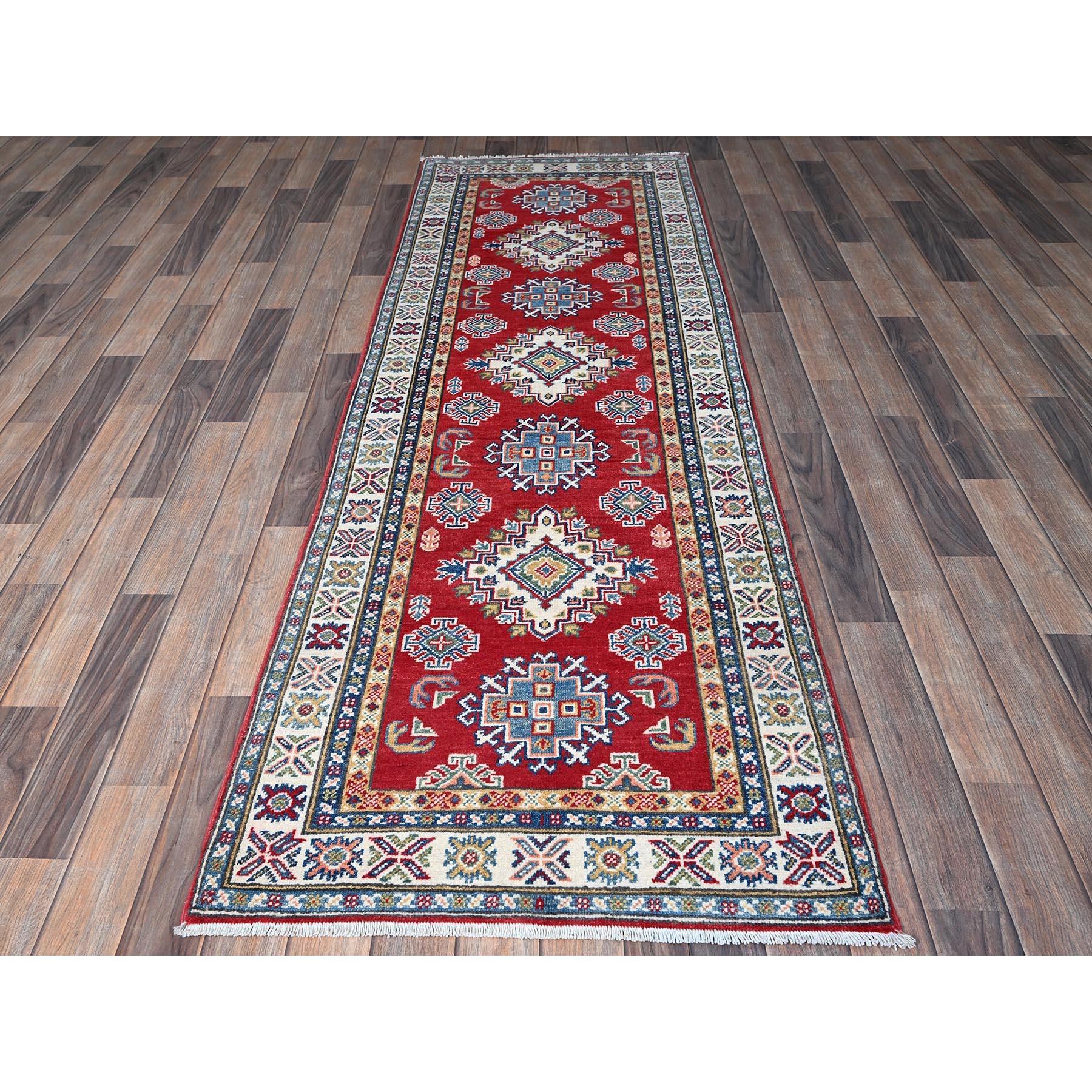 Ajax Red, Kazak avec motifs géométriques en médaillons, laine douce et brillante, nouée à la main, teintures végétales, tissage plus dense, tapis de course, tapis d'Orient
Matières premières : Laine
Latex : Pas de poils 
hauteur : 0,25 pouces
Style