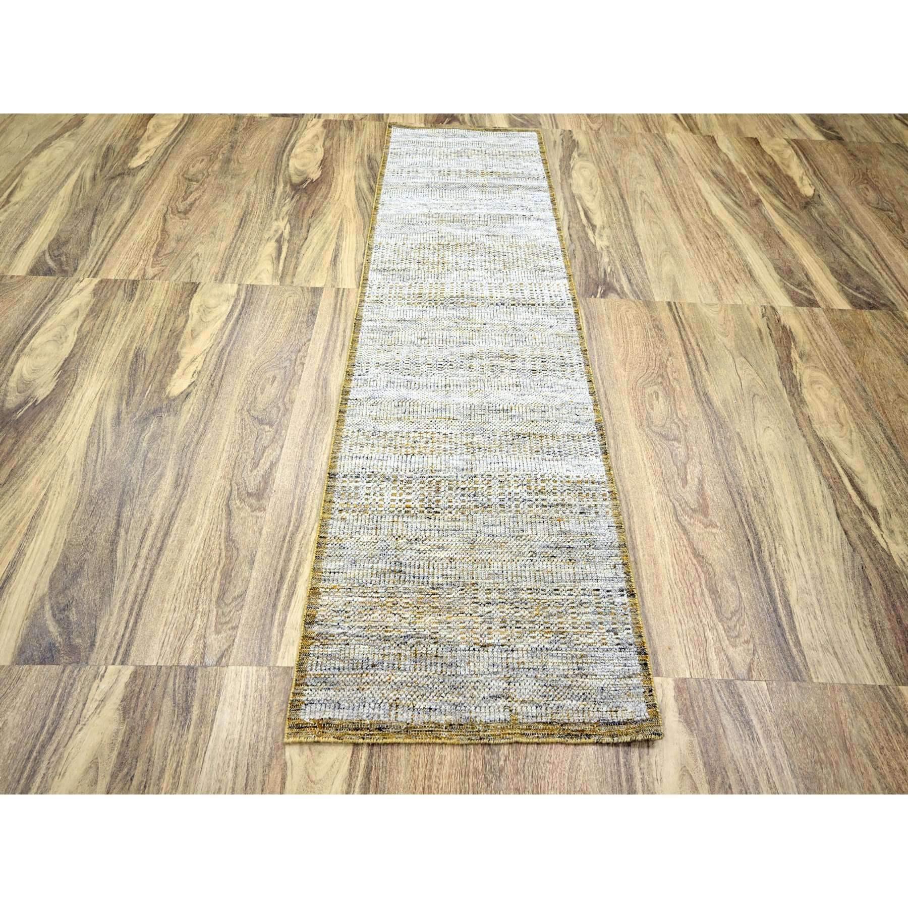 Daisy White con giallo oro, annodato a mano, design ossidato e invecchiato dell'erba con orditi a vista, 100% lana, runner, tappeto orientale
Materiali primari: Lana
Lattice: No Pile 
altezza: 0,25 pollici
Stile: Contemporaneo
Colore primario: