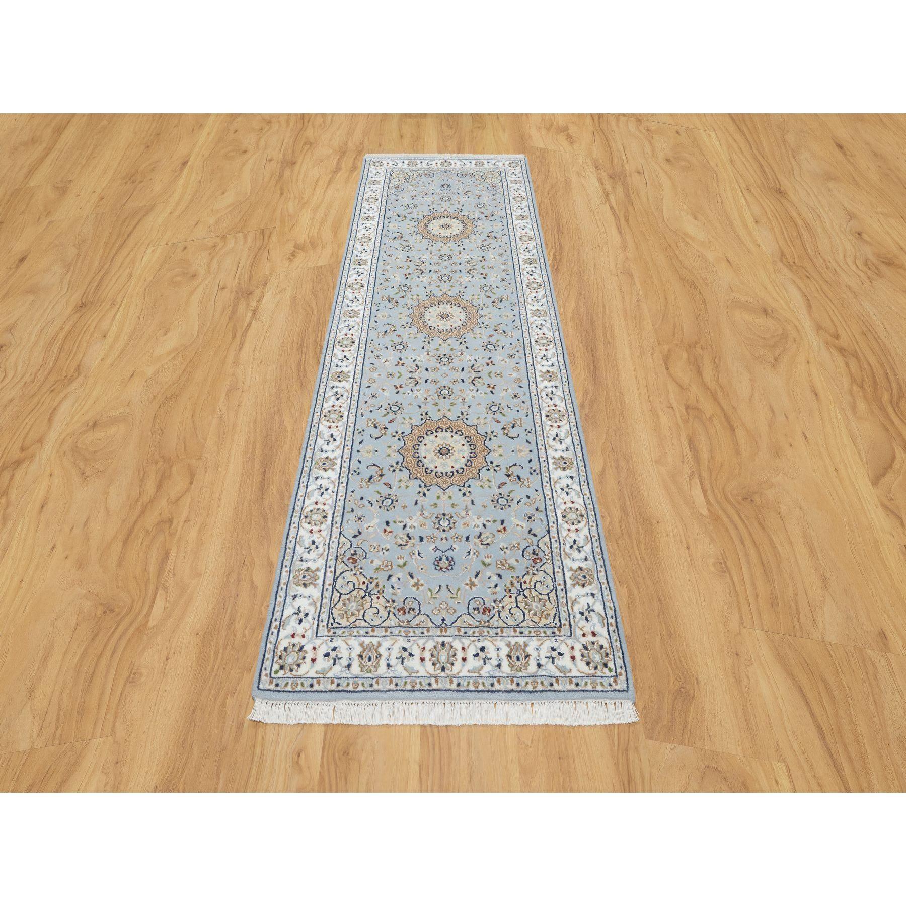 Beau Azul, 250 KPSI, Lana y Seda, Anudada a Mano, Nain con Gran Medallón Central, Corredor, Alfombra Oriental
Materiales primarios: Lana y seda
Látex: Sin pelo 
altura: 0,25 Pulgadas
Estilo: Tradicional
Color principal: Azul
Colores secundarios: