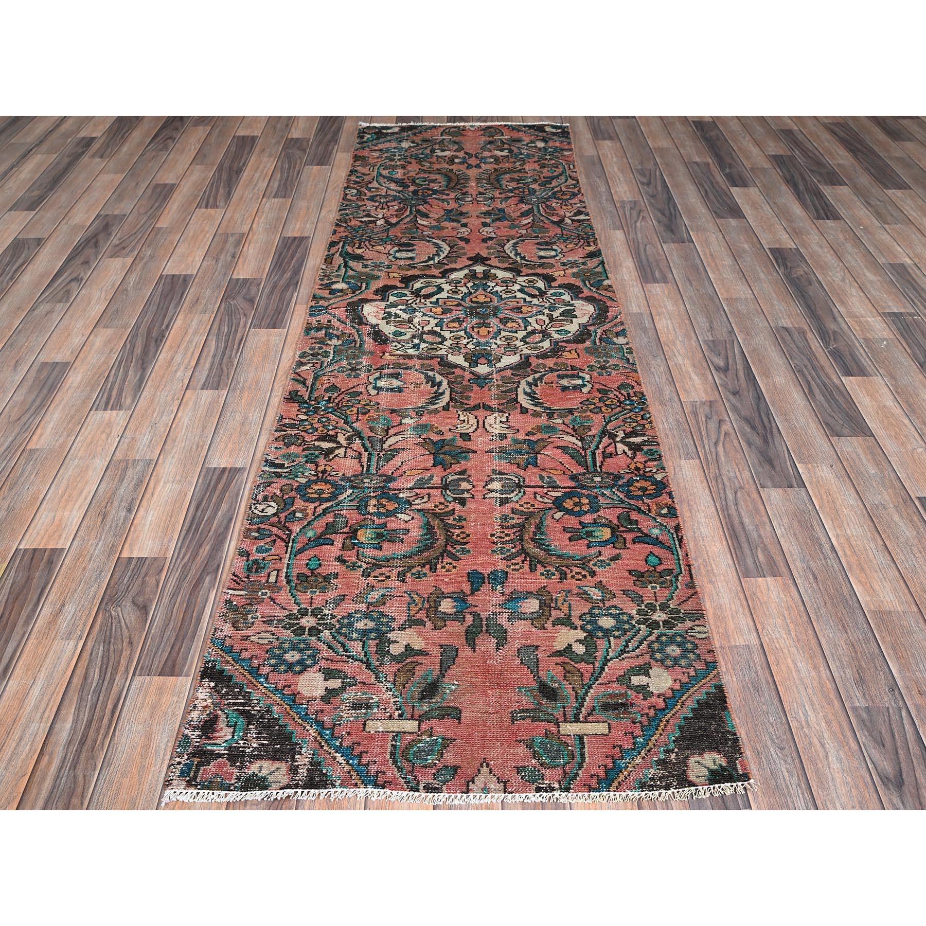 Blush Red, Vintage Persian Lilahan mit Medaillon Design, niedrig geschoren, kein Flor, gleichmäßig abgenutzt, Seiten und Enden professionell gesichert, sauber, handgeknüpft, reine Wolle, Fragment Läufer, Orientteppich
Primäre MATERIALIEN: