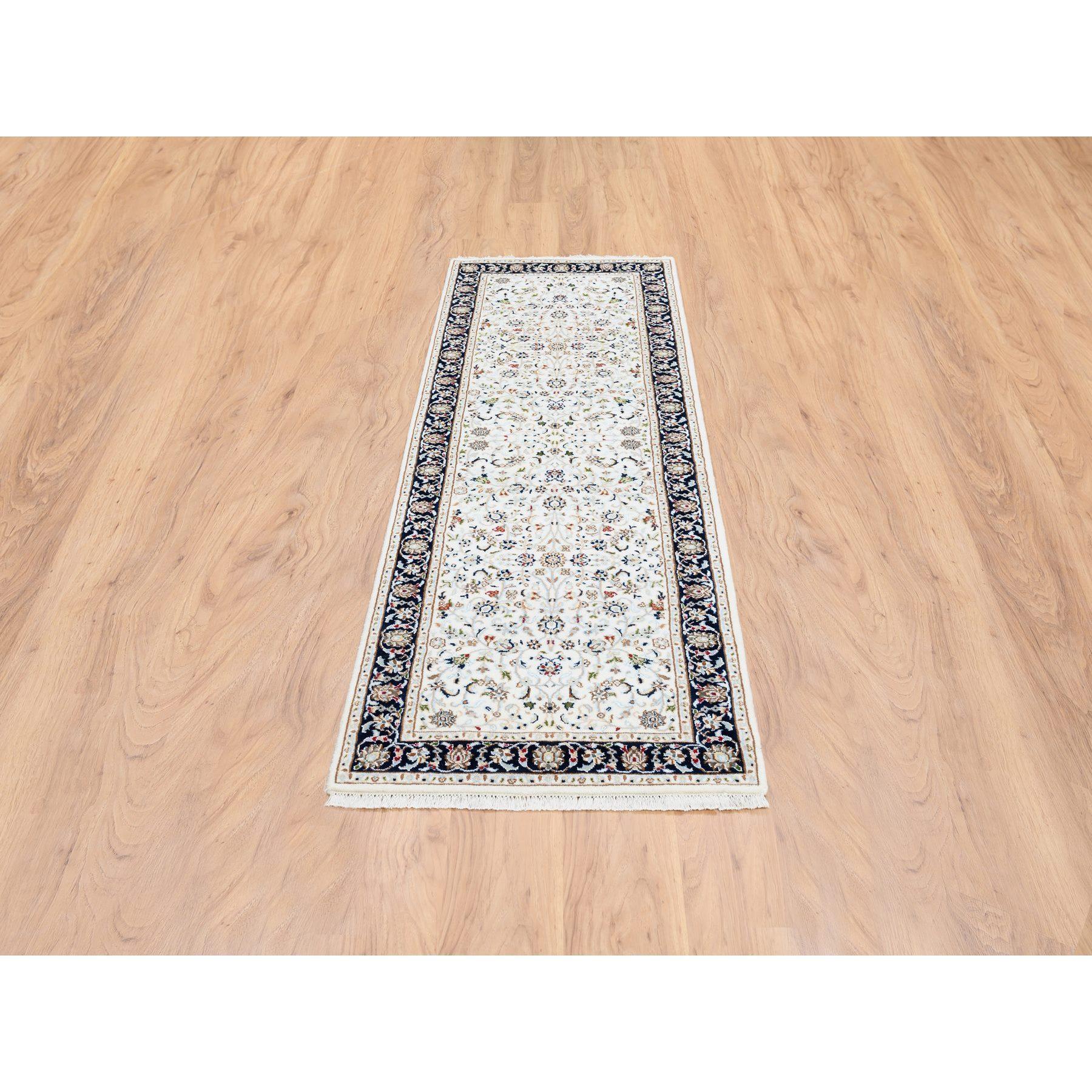 Si tratta di un autentico esemplare unico di Ivory, Nain All Over Design 250 KPSI Wool Hand Knotted, Runner Oriental Rugs. È stato annodato per mesi e mesi con tecniche di tessitura secolari da esperti artigiani.
Materiali primari: Lana
Lattice: No