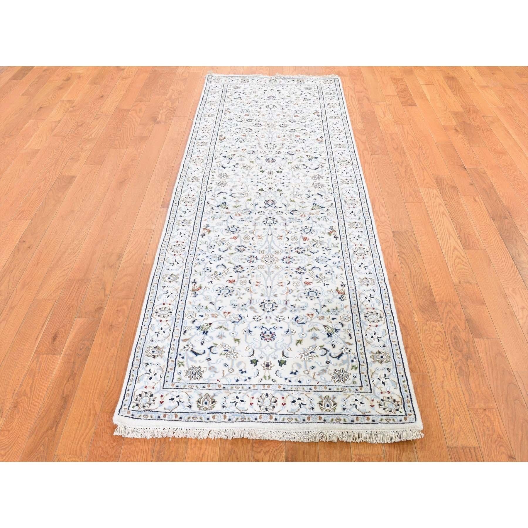 Il s'agit d'un véritable tapis oriental noué à la main en laine 250 Kpsi Ivory All Over Design Nain Runner. Il a été noué pendant des mois et des mois selon des techniques de tissage séculaires par des artisans experts.
Matières premières :