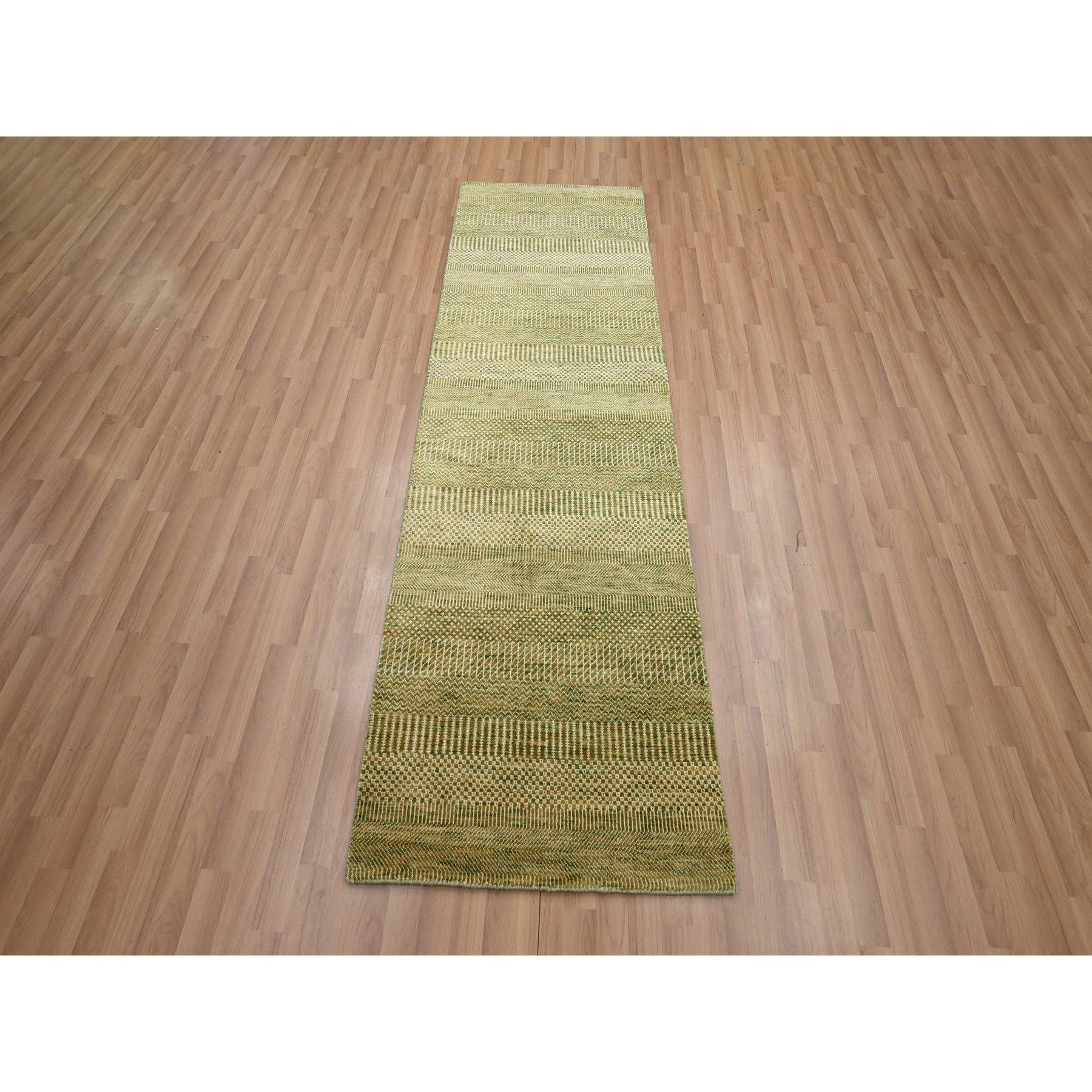 Kaki Brown, Modern Grass Design, Hand Knotted, Denser Weave, Wool and Silk, Lush and Plush, Runner, Oriental Rug
Matériaux primaires : Laine et soie
Latex : Pas de poils 
hauteur : 0,25 pouces
Style : Contemporain
Couleur primaire : marron
Couleurs
